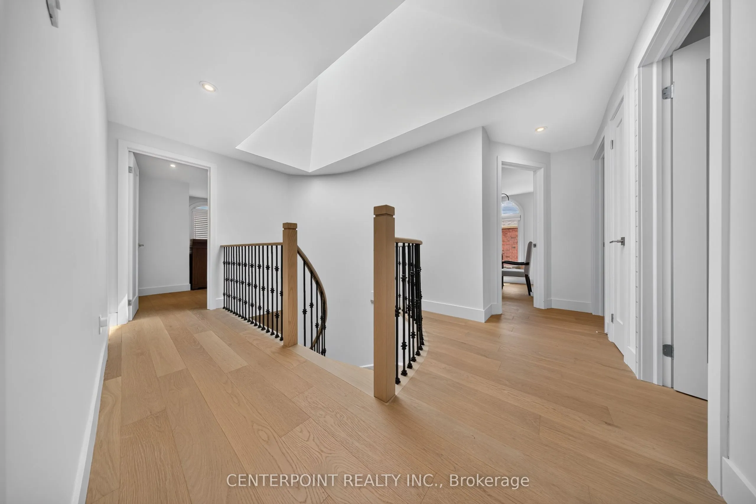 1073 Grandeur Crescent