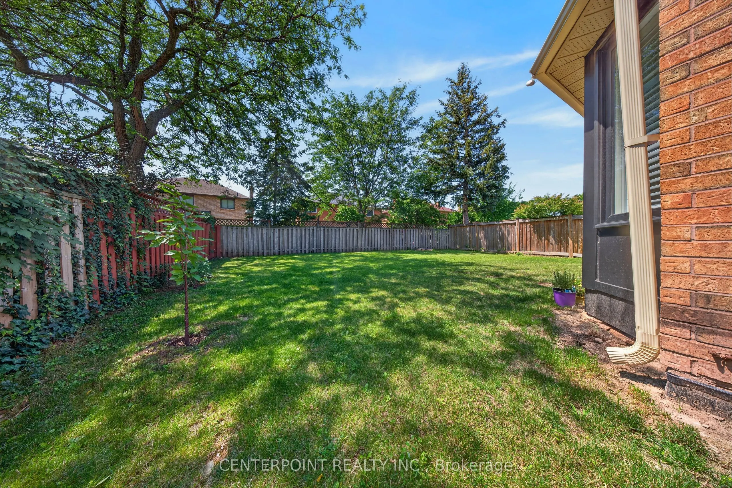 1073 Grandeur Crescent