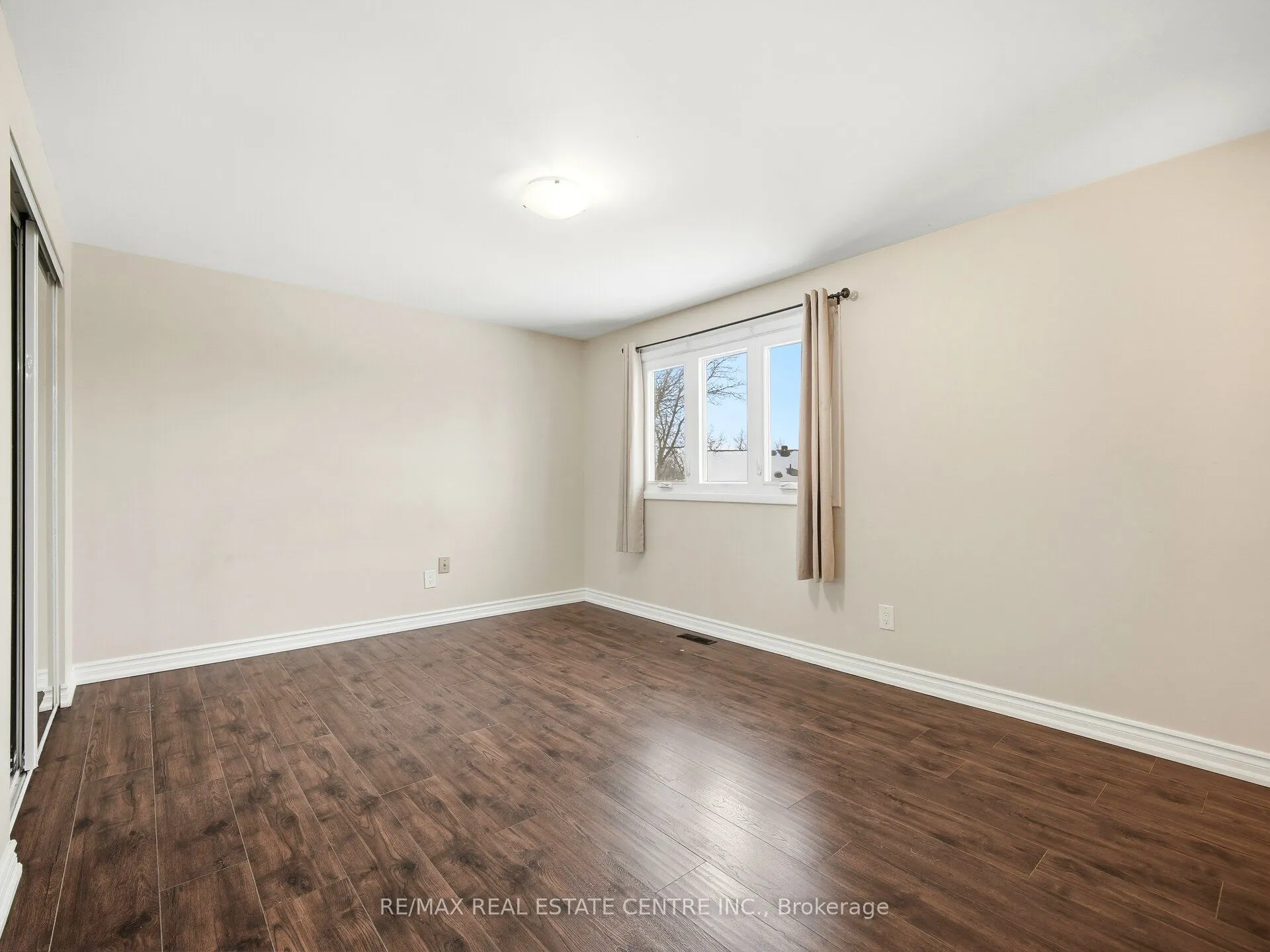 112 Mountainview Road S #Upper Level