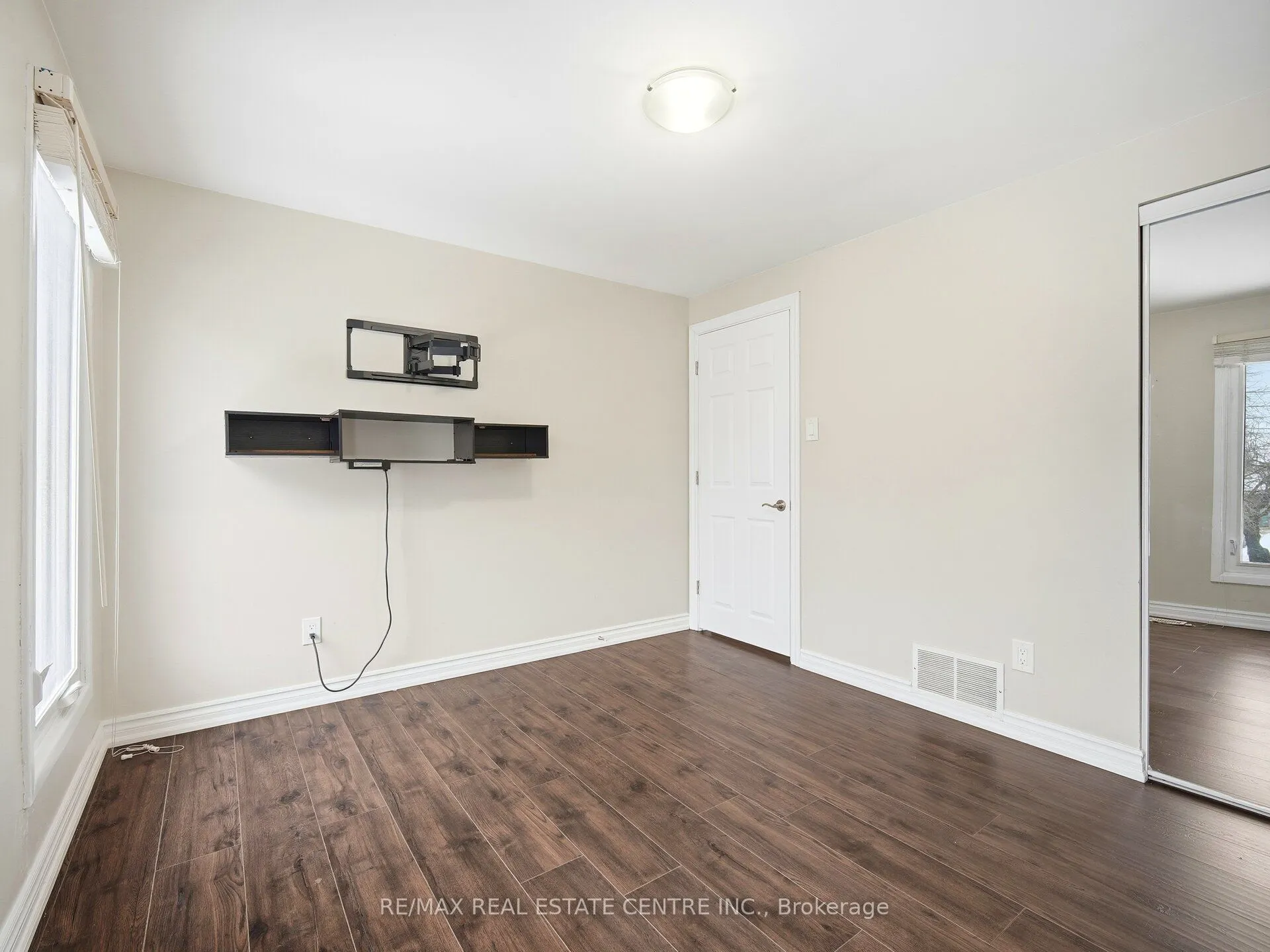 112 Mountainview Road S #Upper Level
