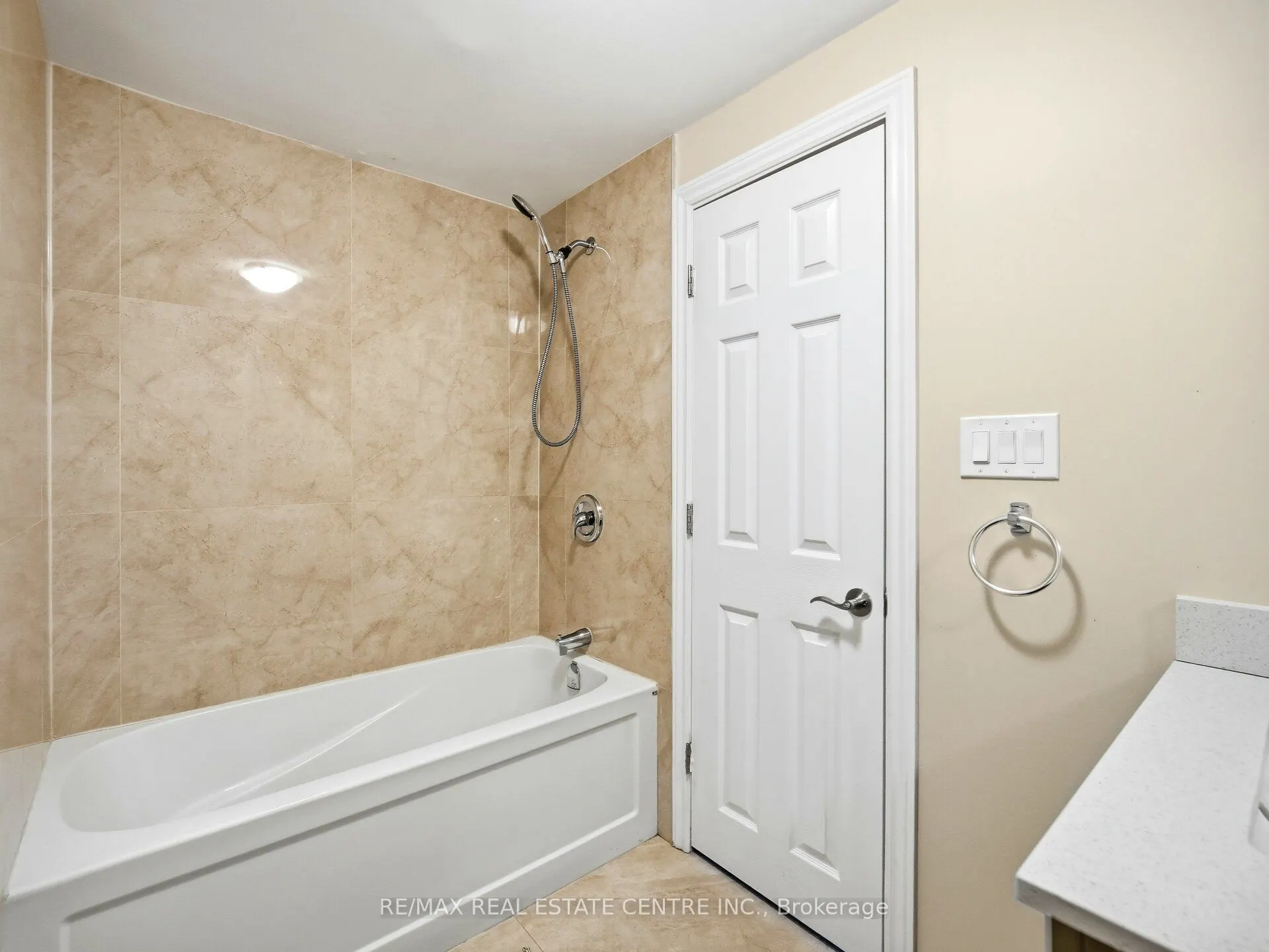 112 Mountainview Road S #Upper Level
