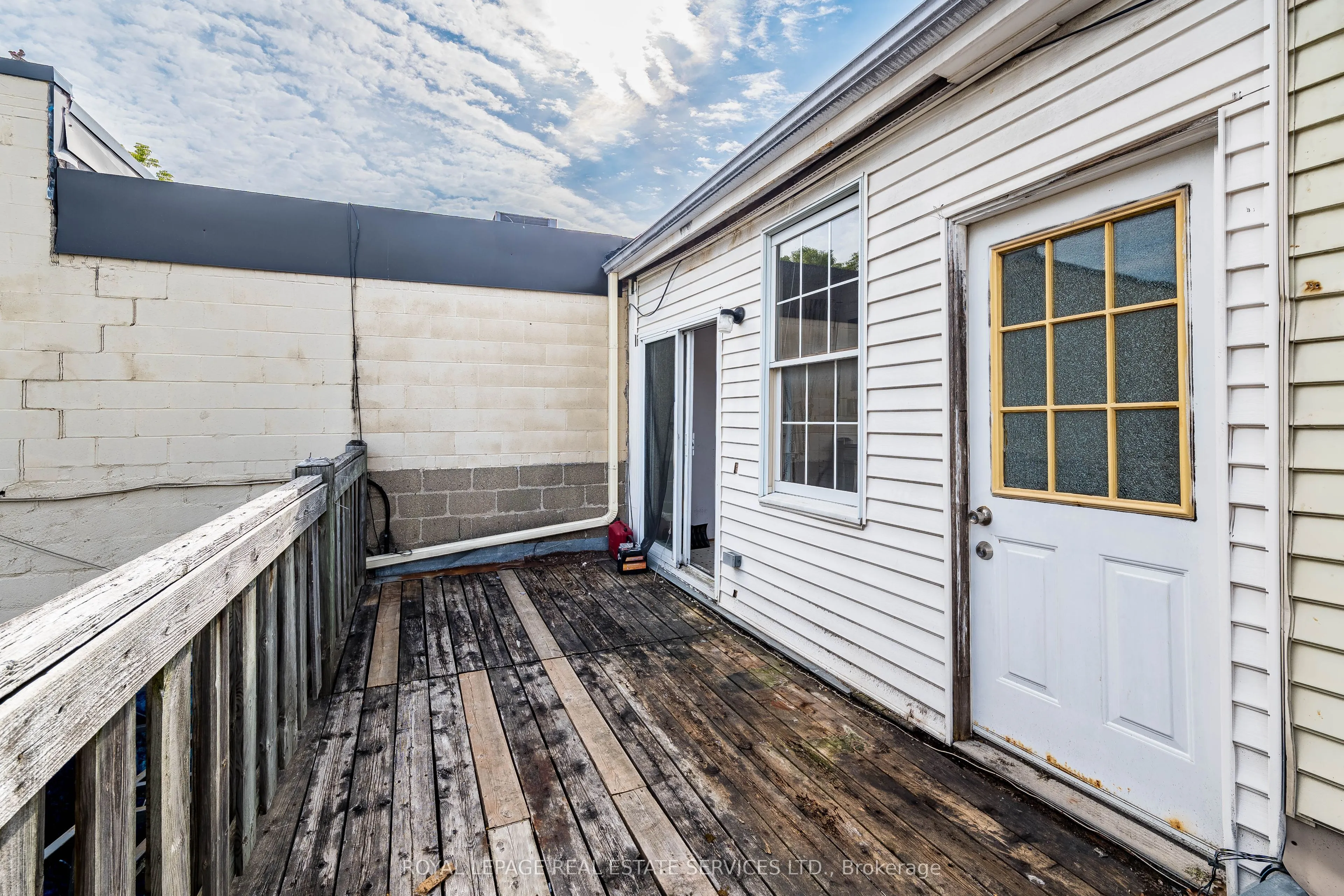 2340 Bloor Street W