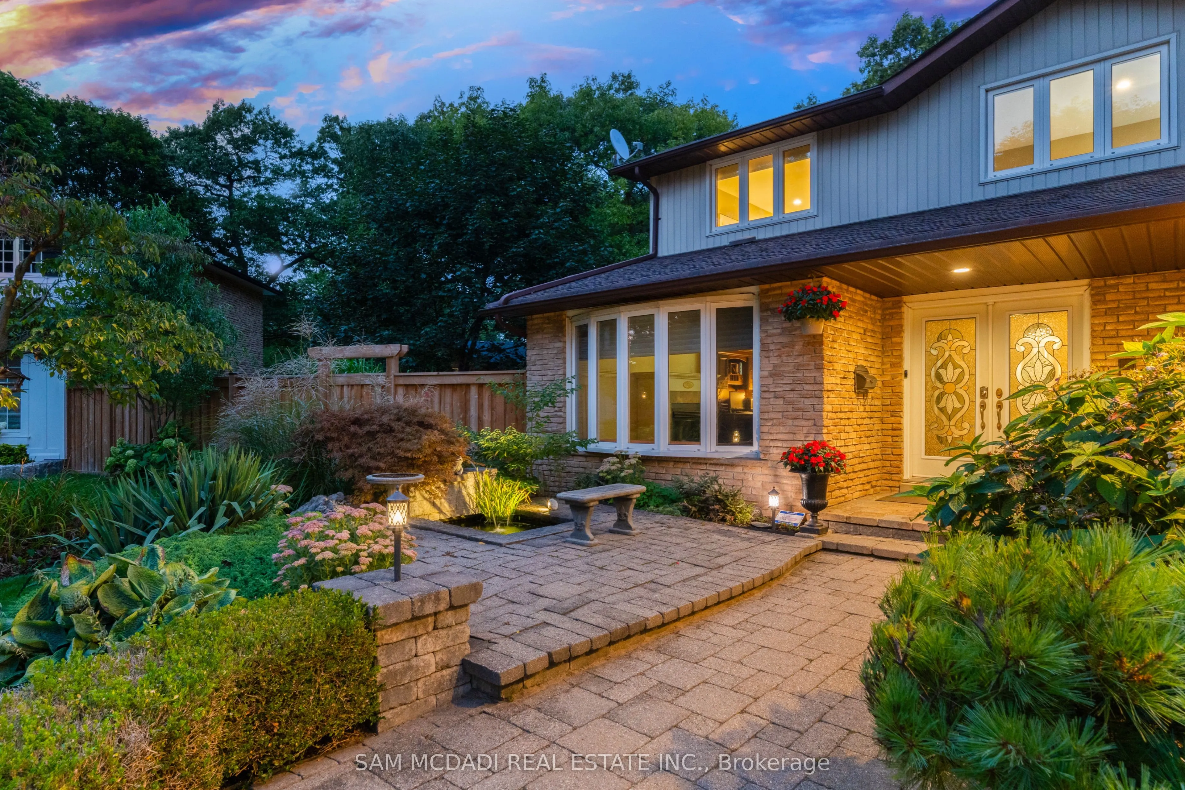 1664 Howat Crescent