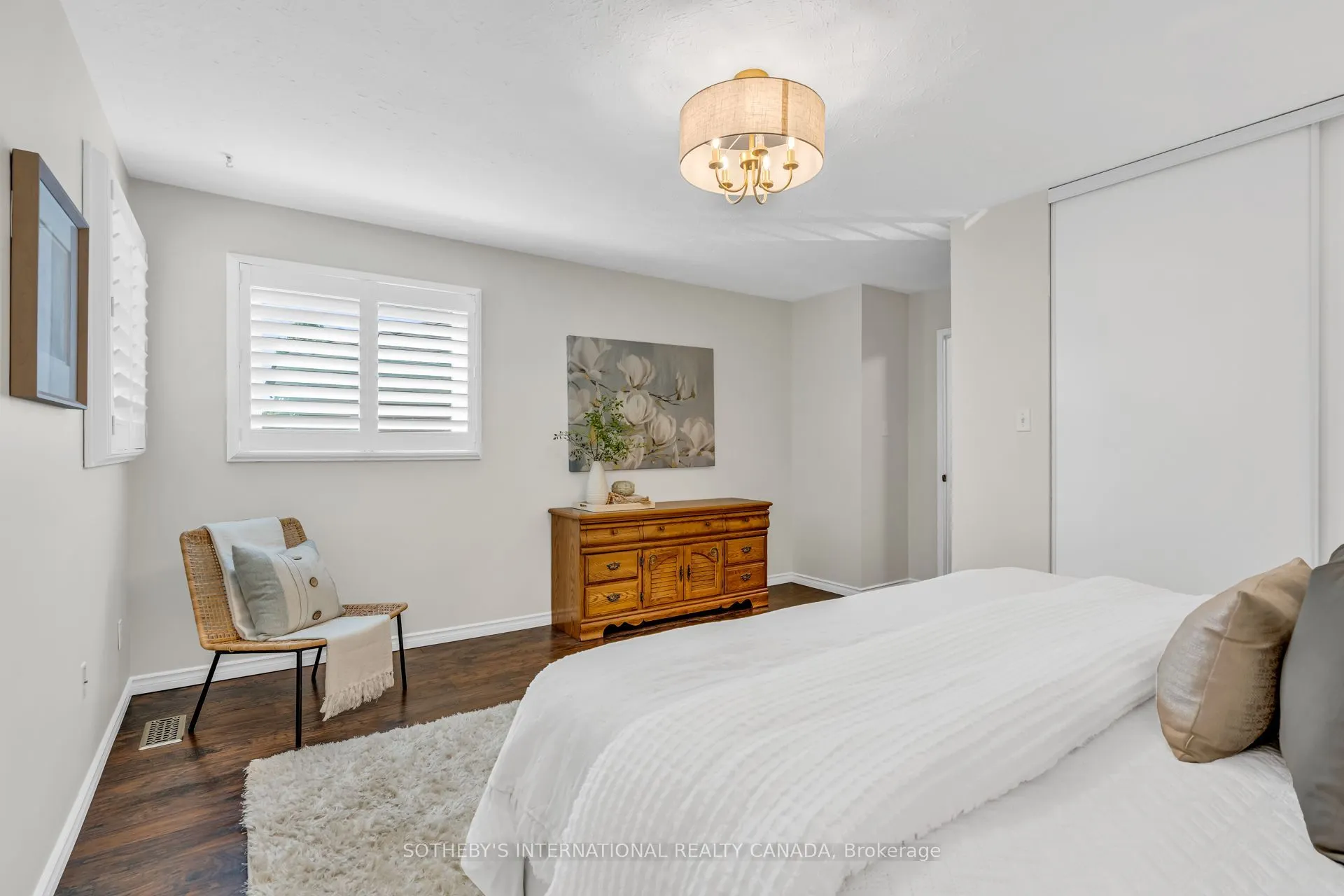 174 Queen Street W