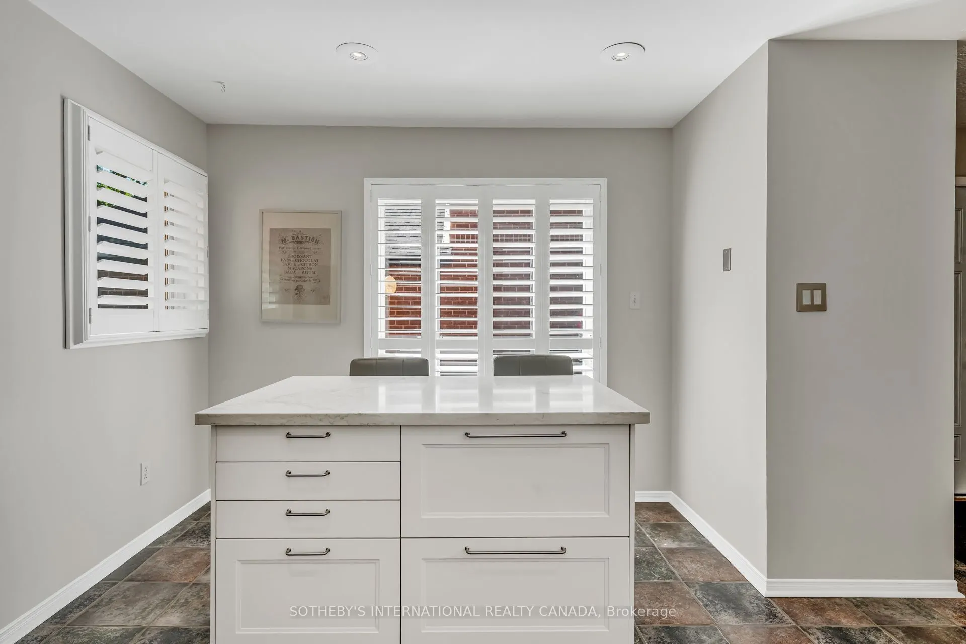 174 Queen Street W
