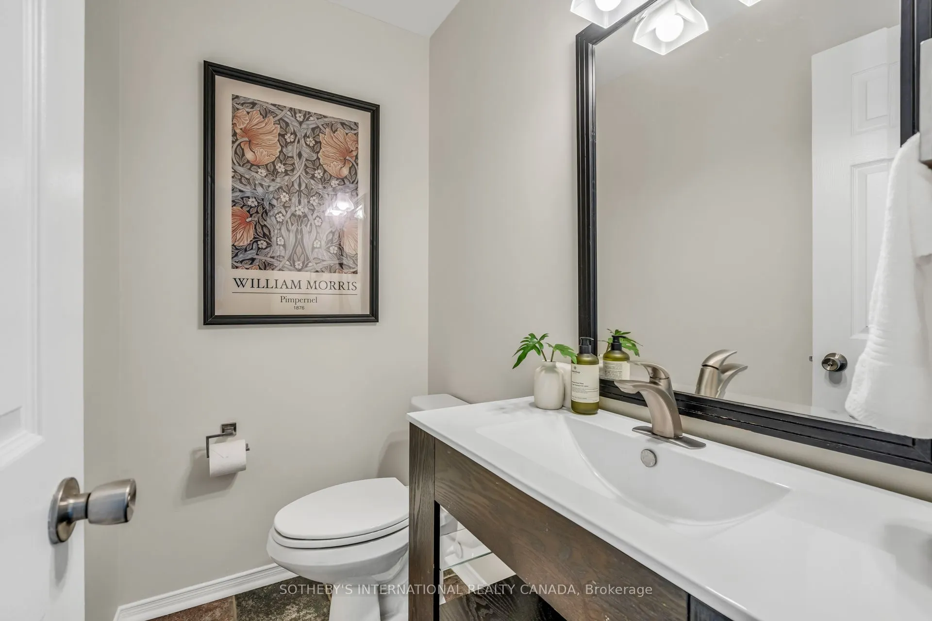 174 Queen Street W