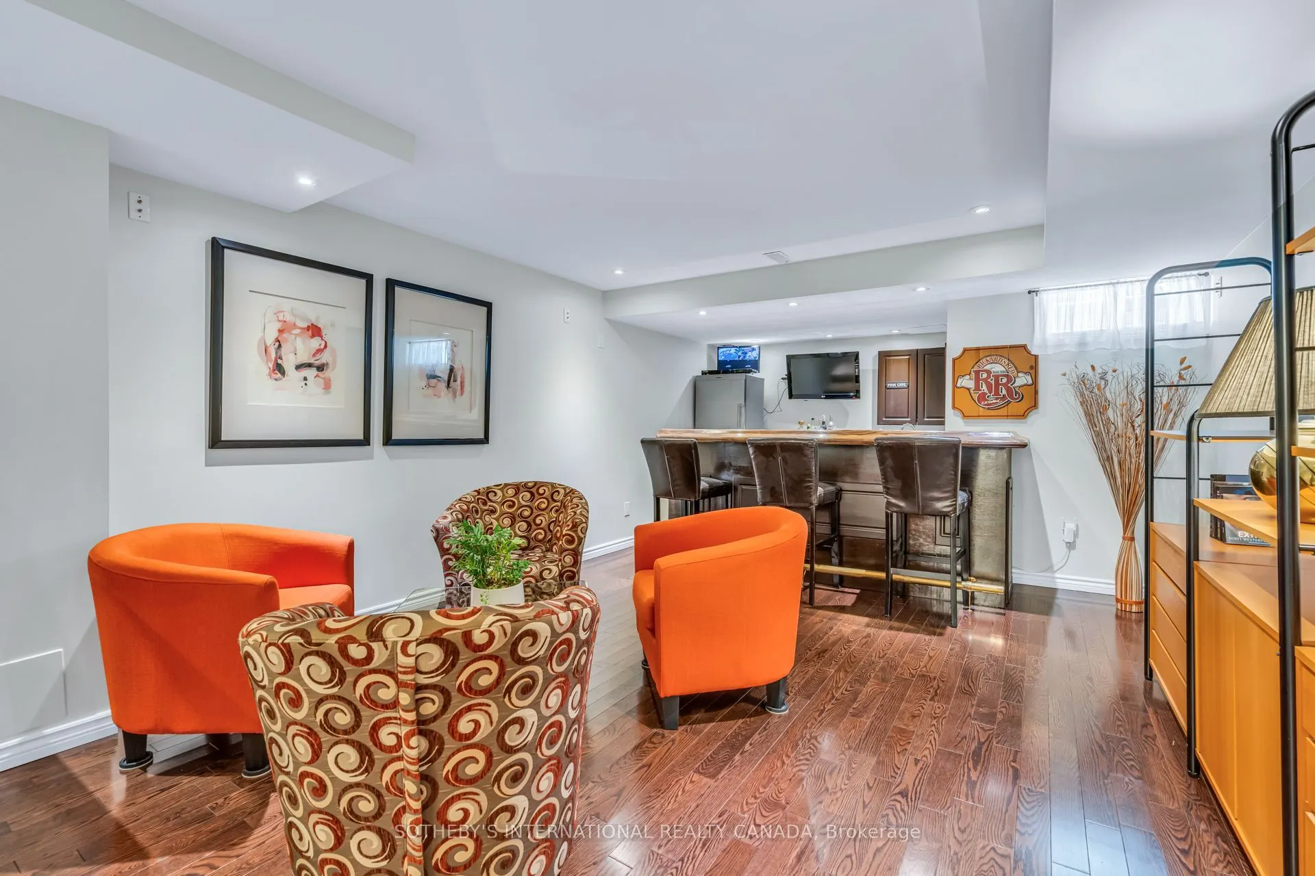 174 Queen Street W