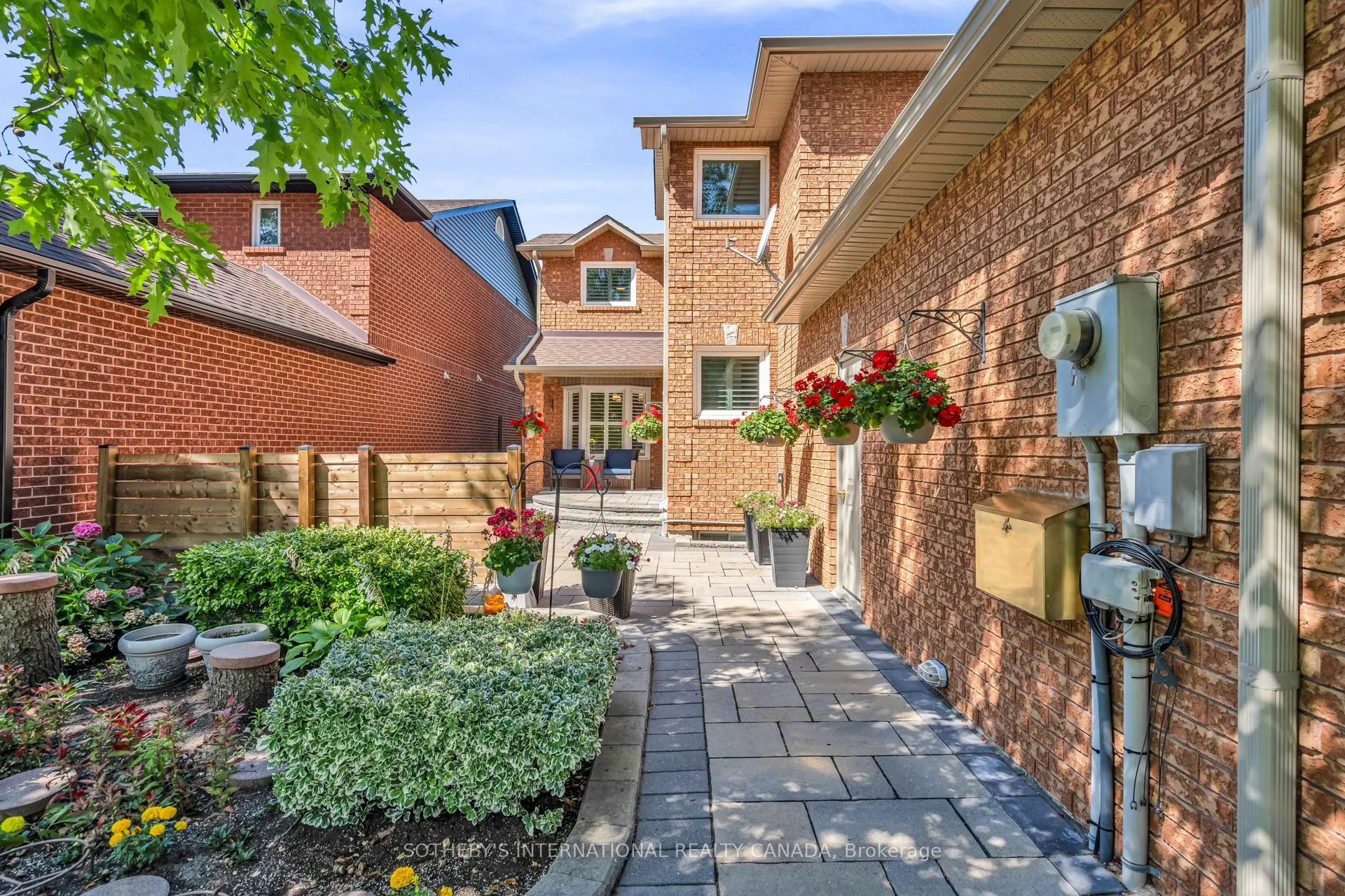 174 Queen Street W