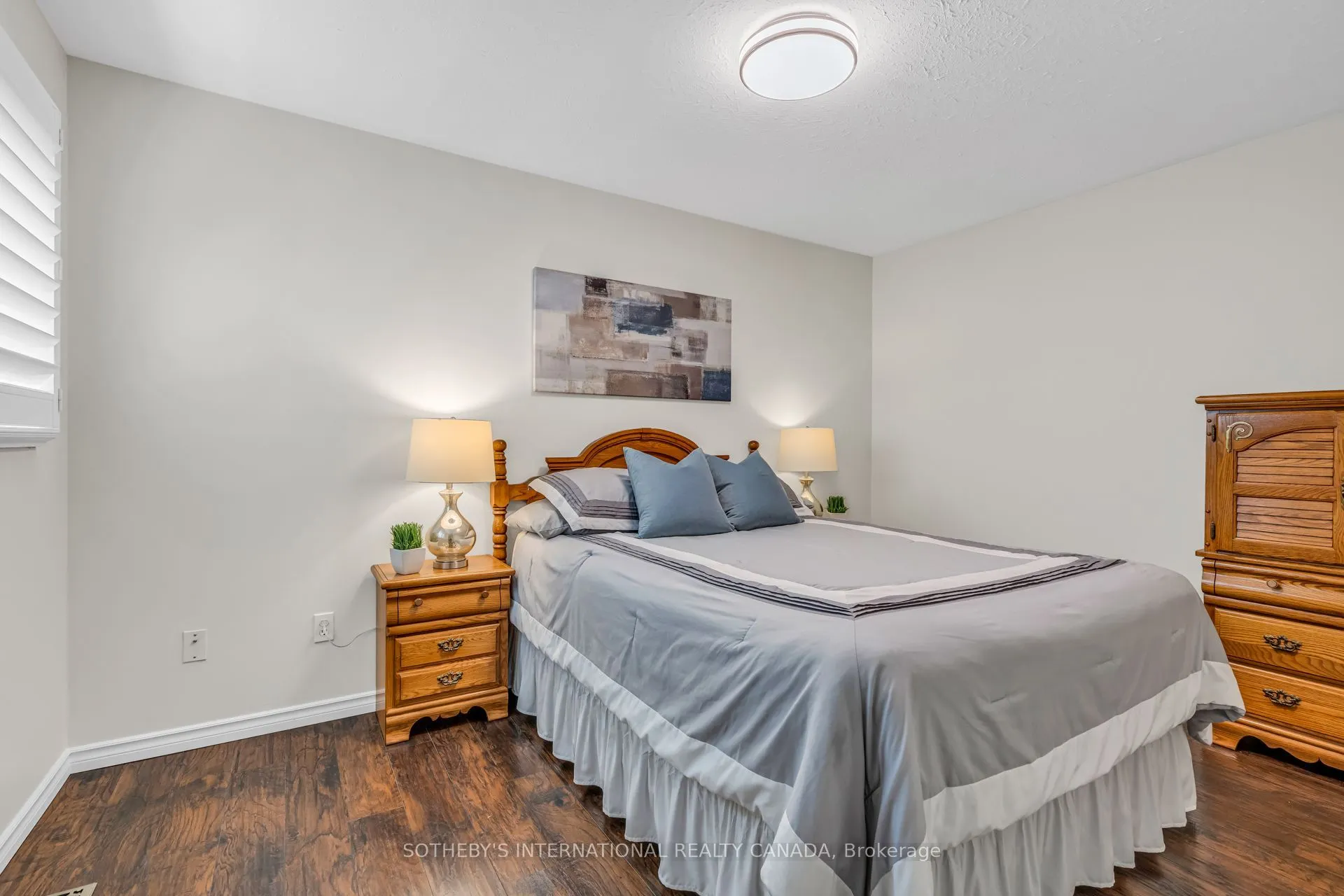 174 Queen Street W