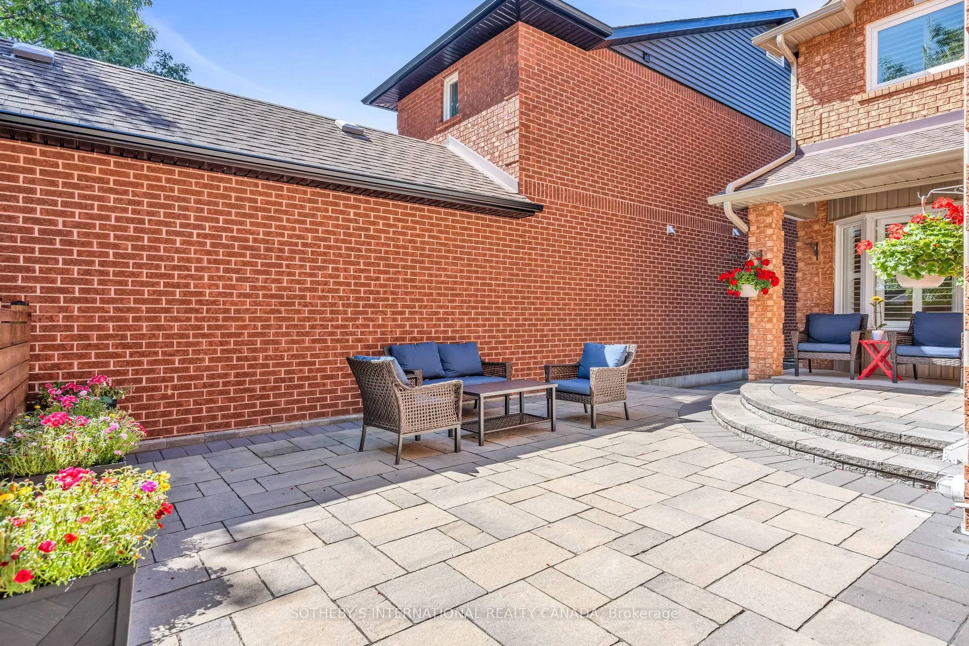 174 Queen Street W