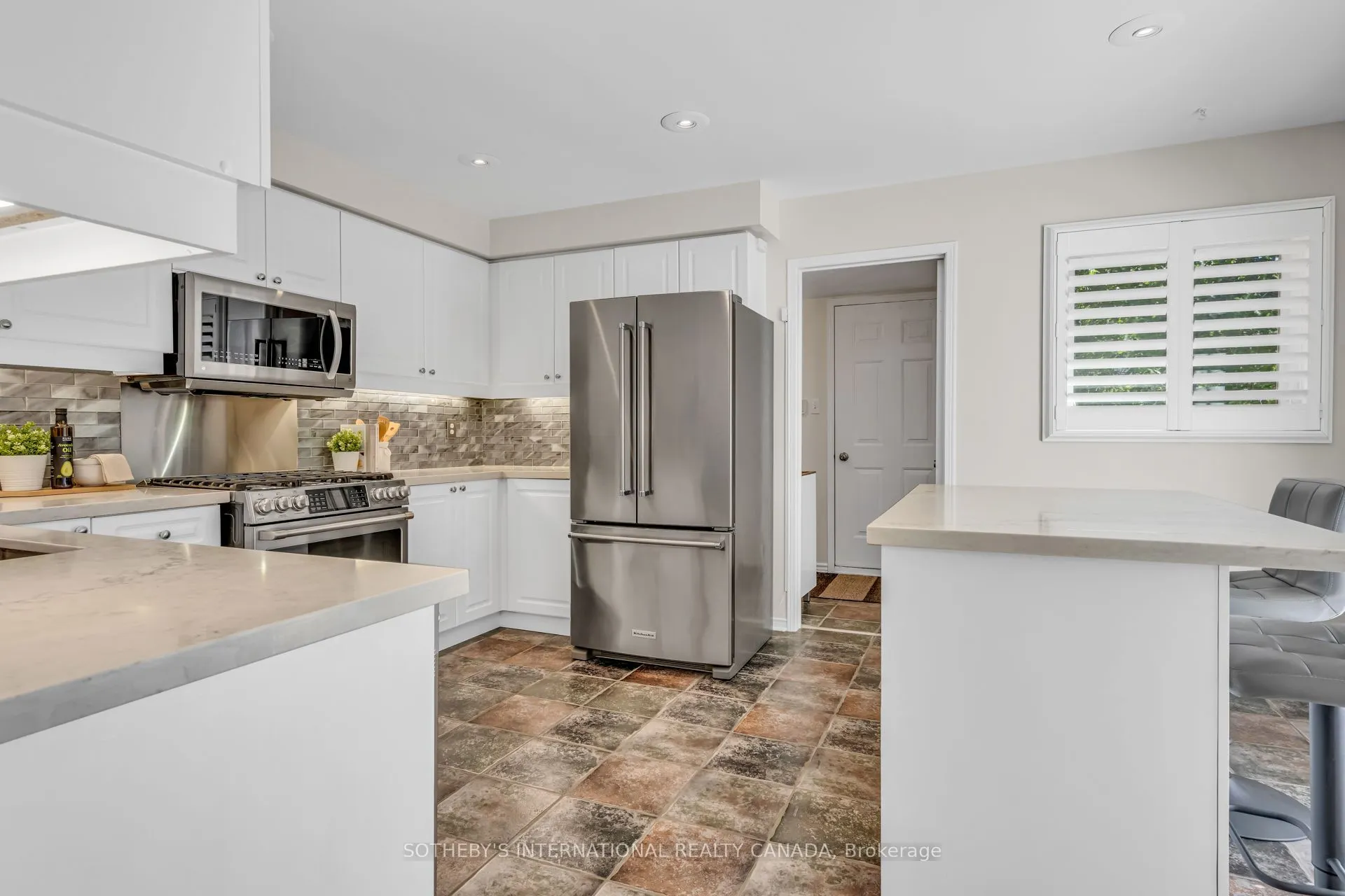 174 Queen Street W