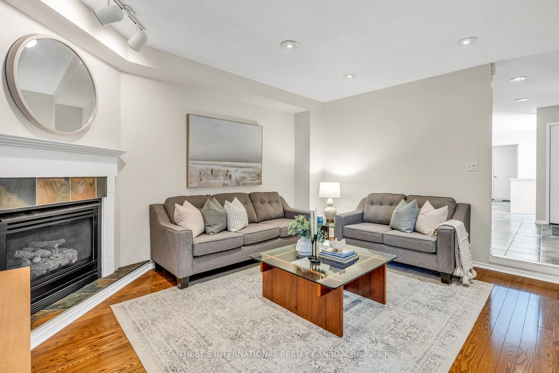 174 Queen Street W