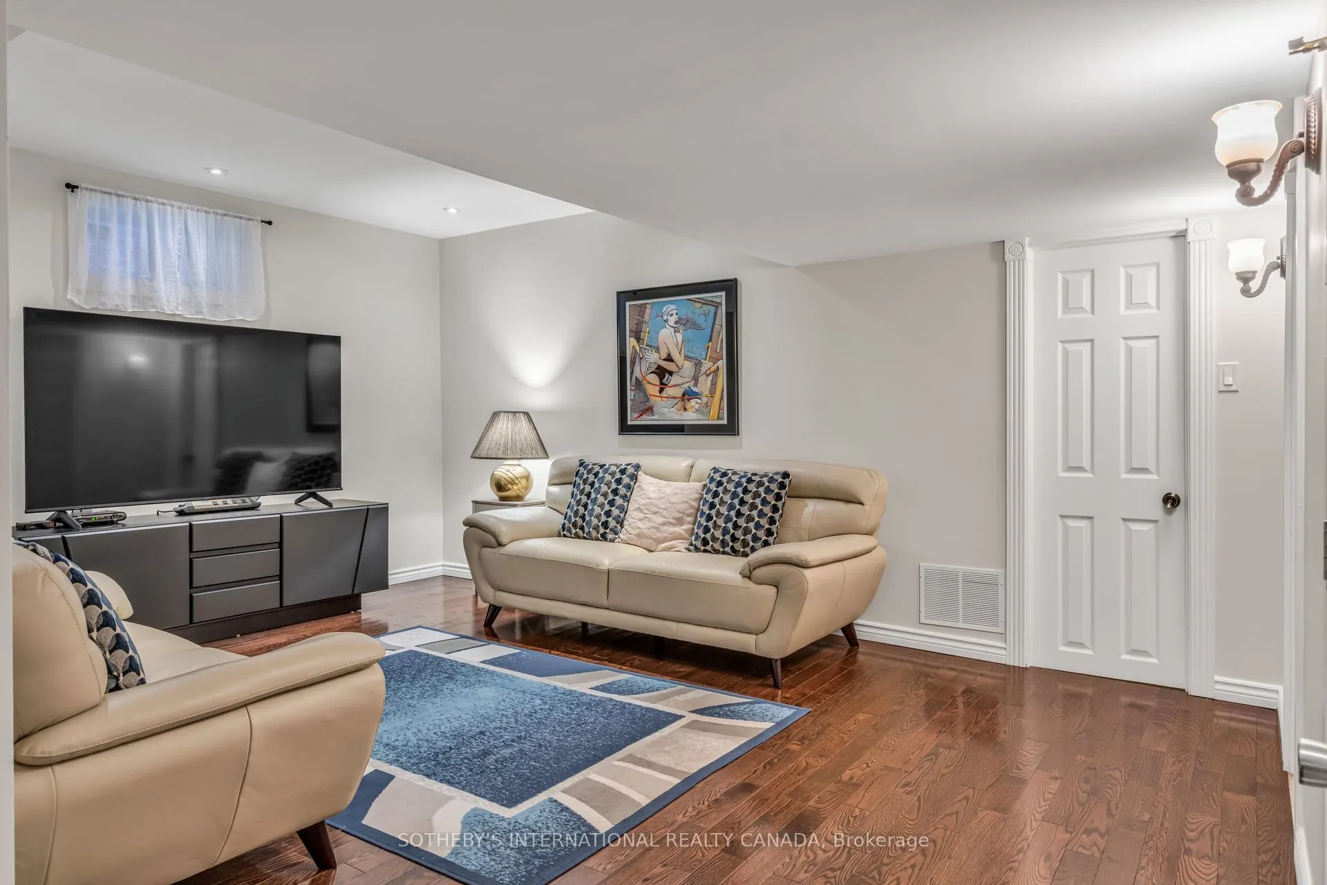 174 Queen Street W