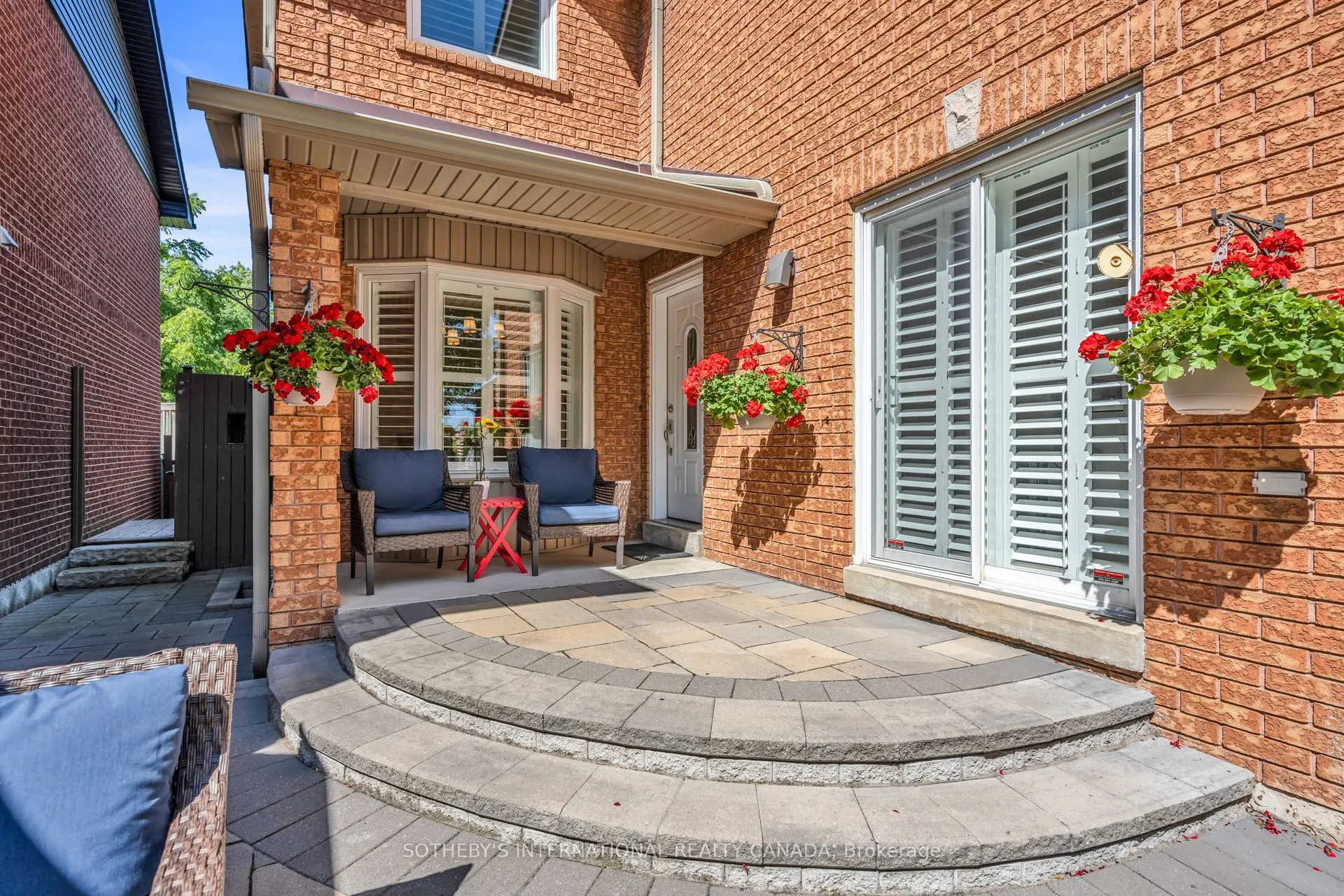 174 Queen Street W