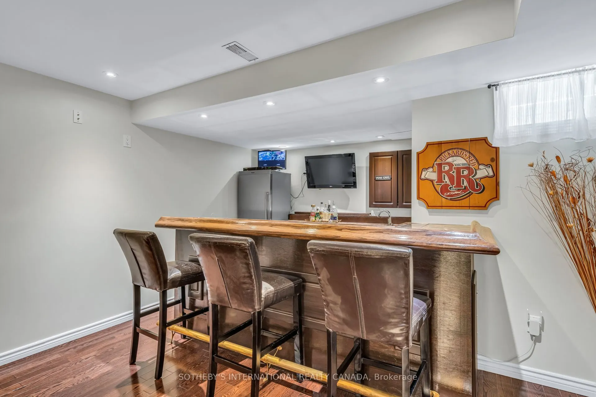 174 Queen Street W
