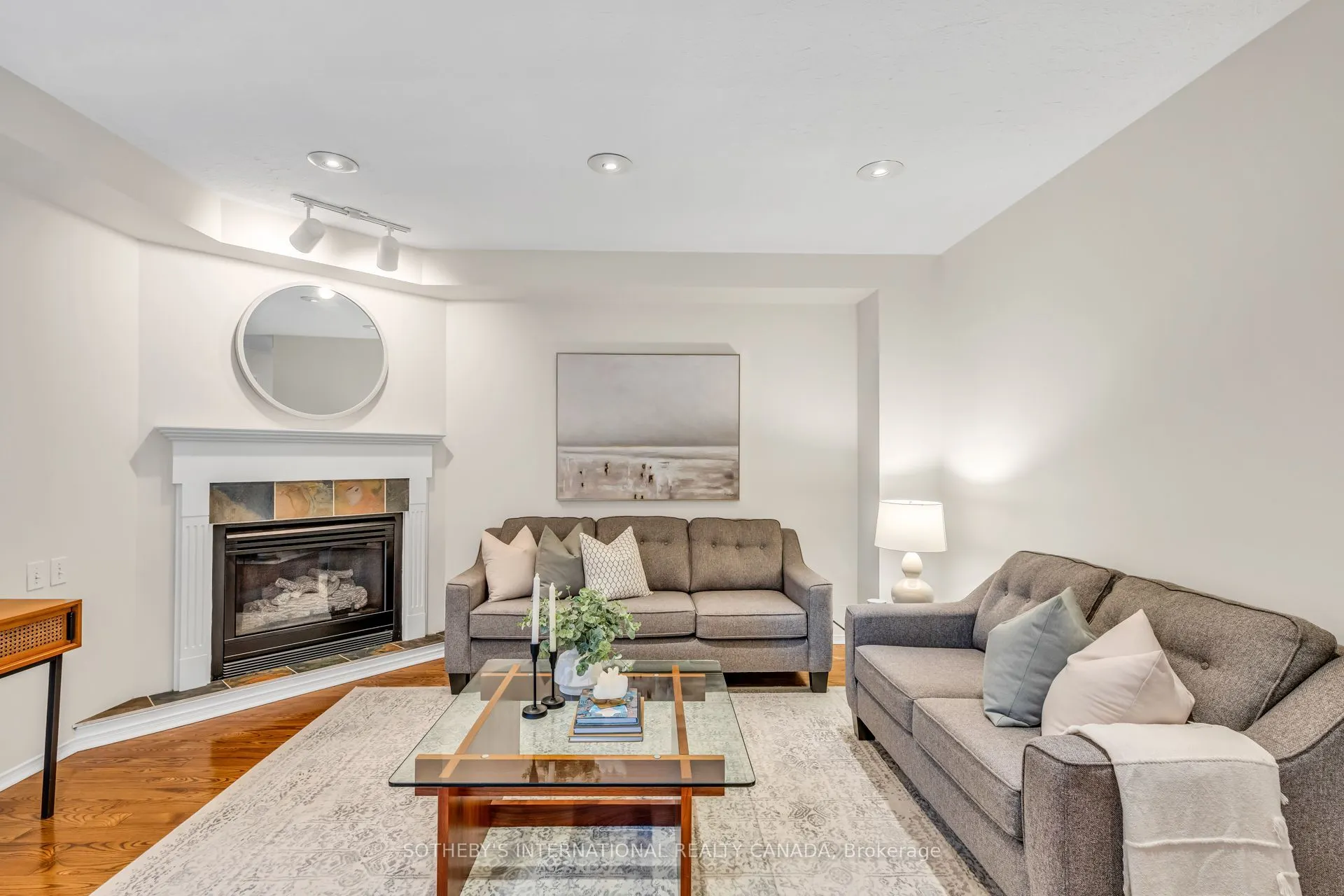 174 Queen Street W