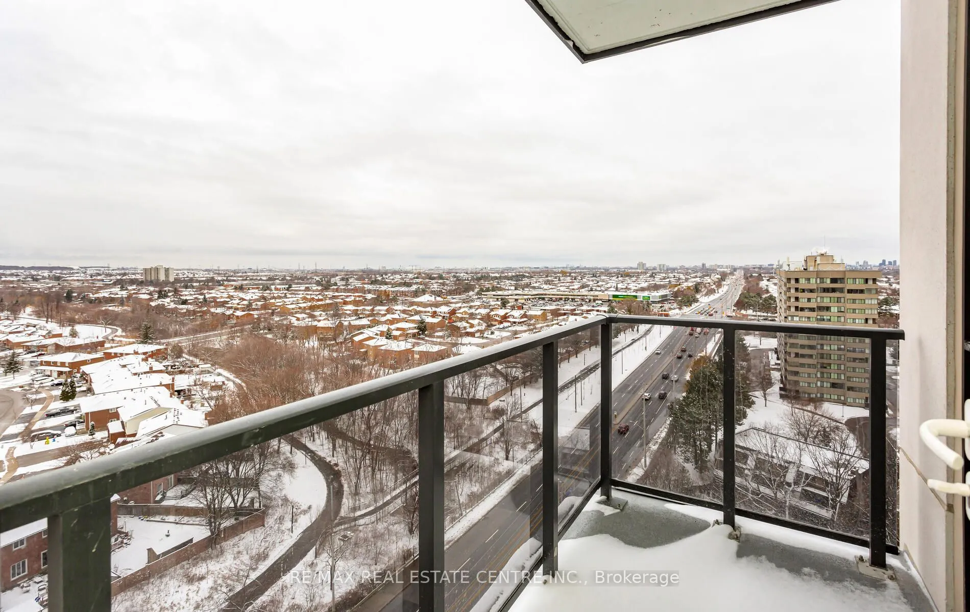 204 Burnhamthorpe Road E #1307