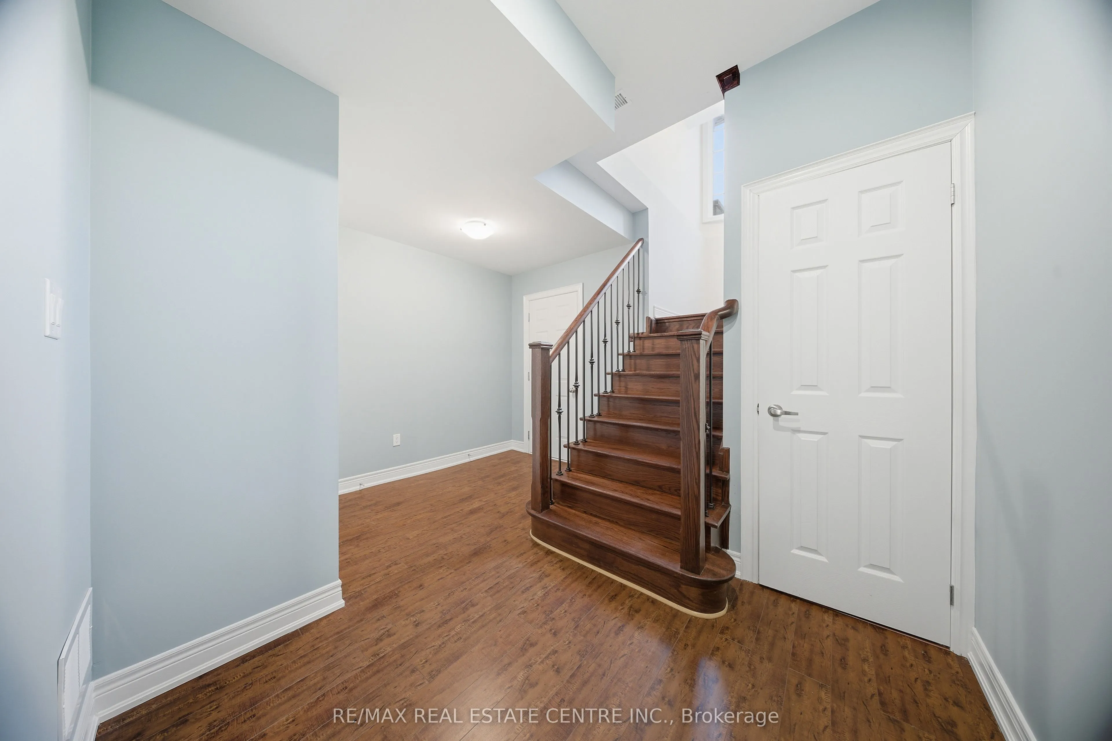 3290 Erin Centre Boulevard