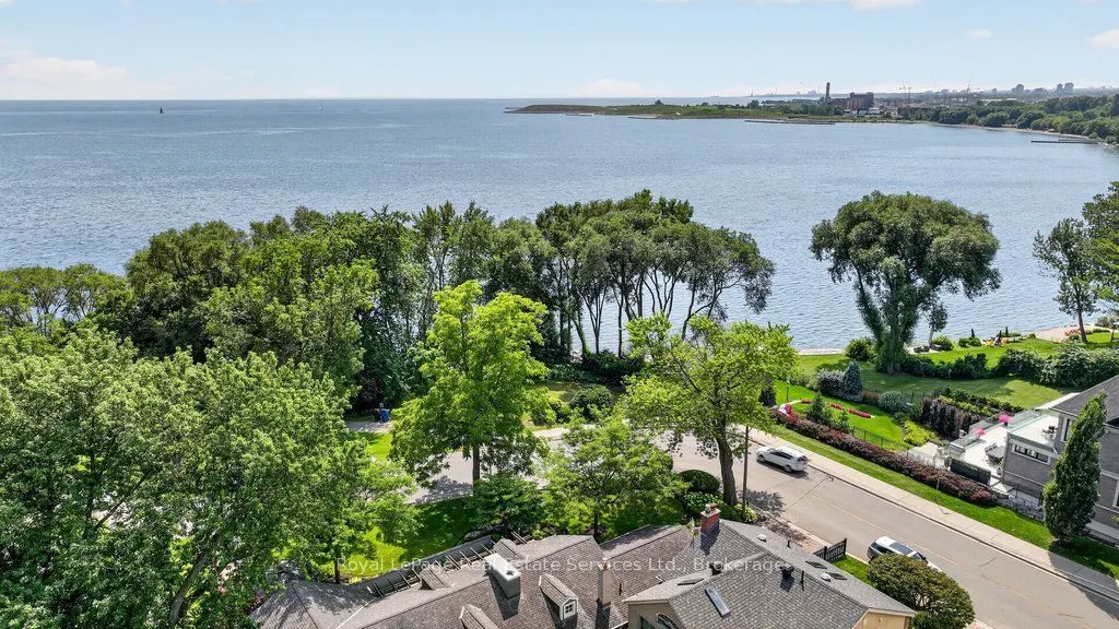 300 Lake Promenade
