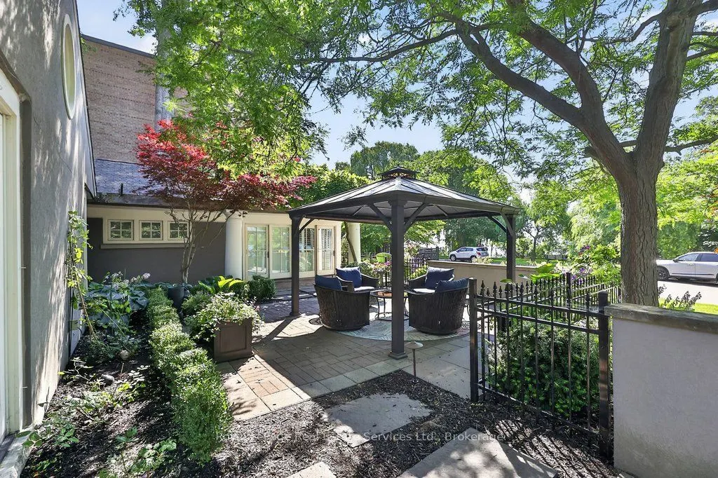 300 Lake Promenade