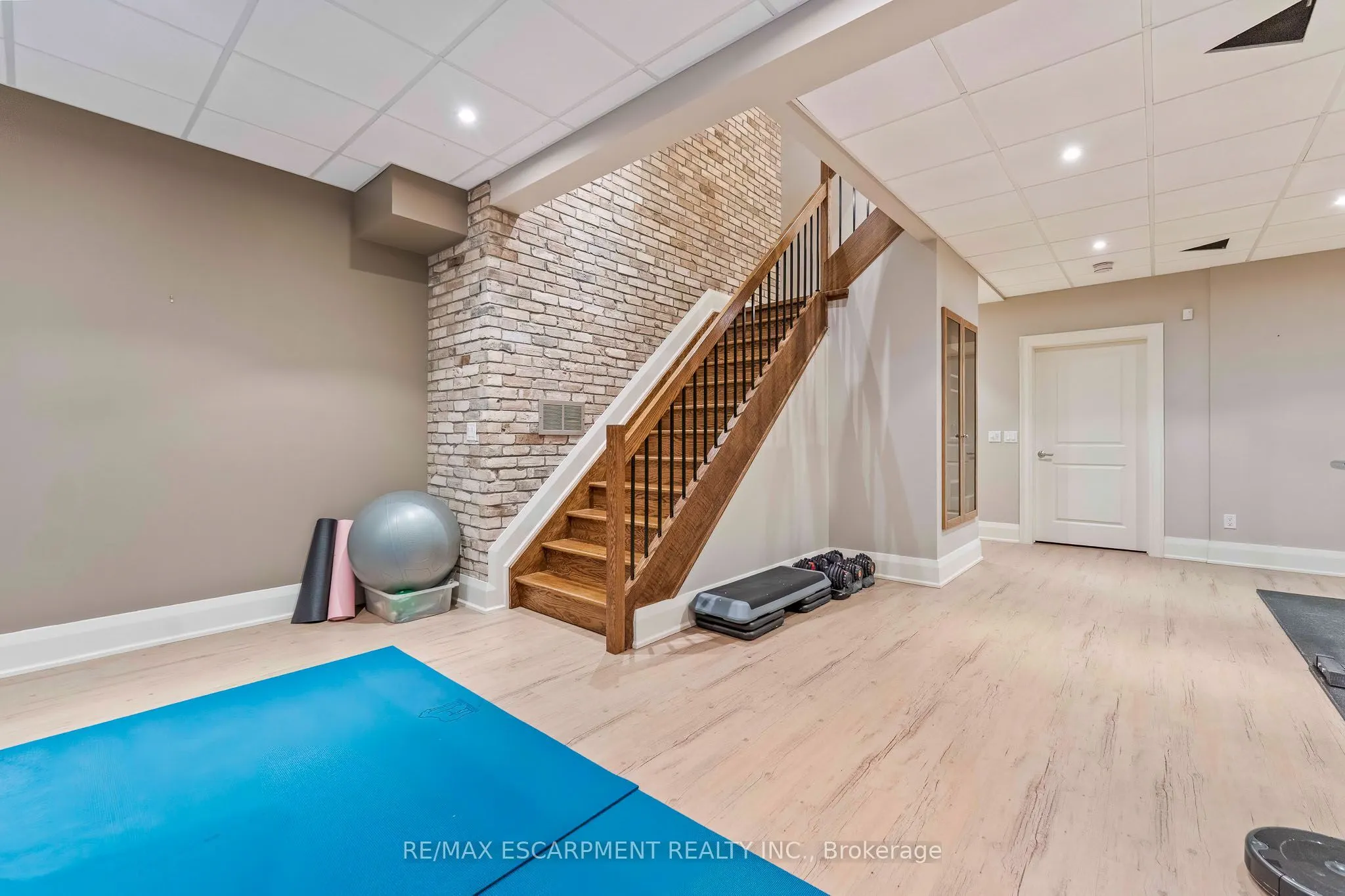 2209 Pineneedle Row