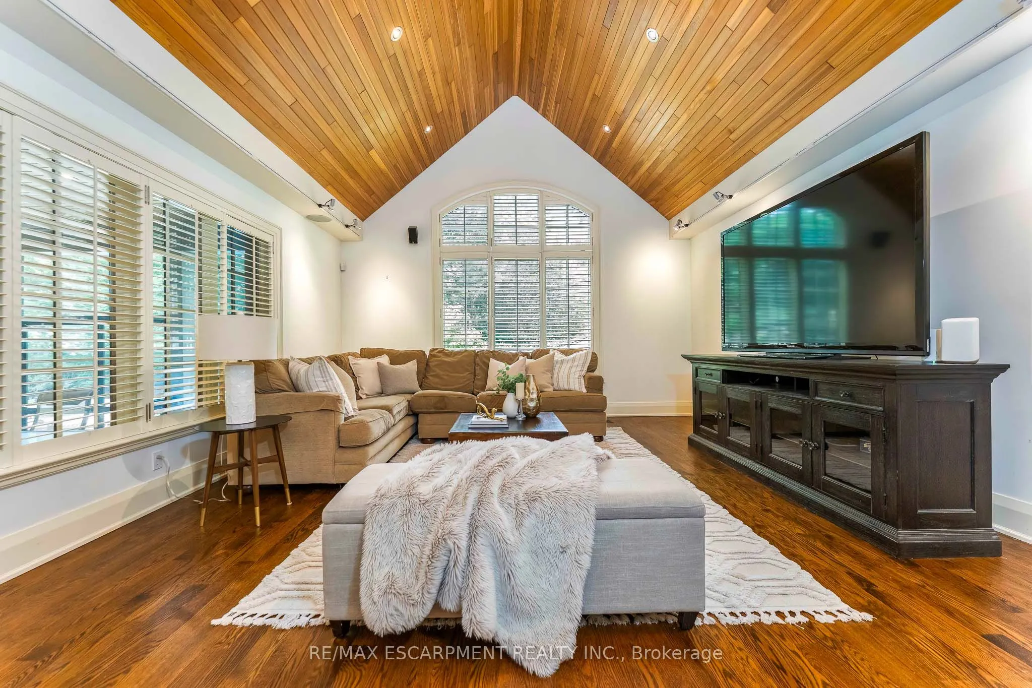 2209 Pineneedle Row