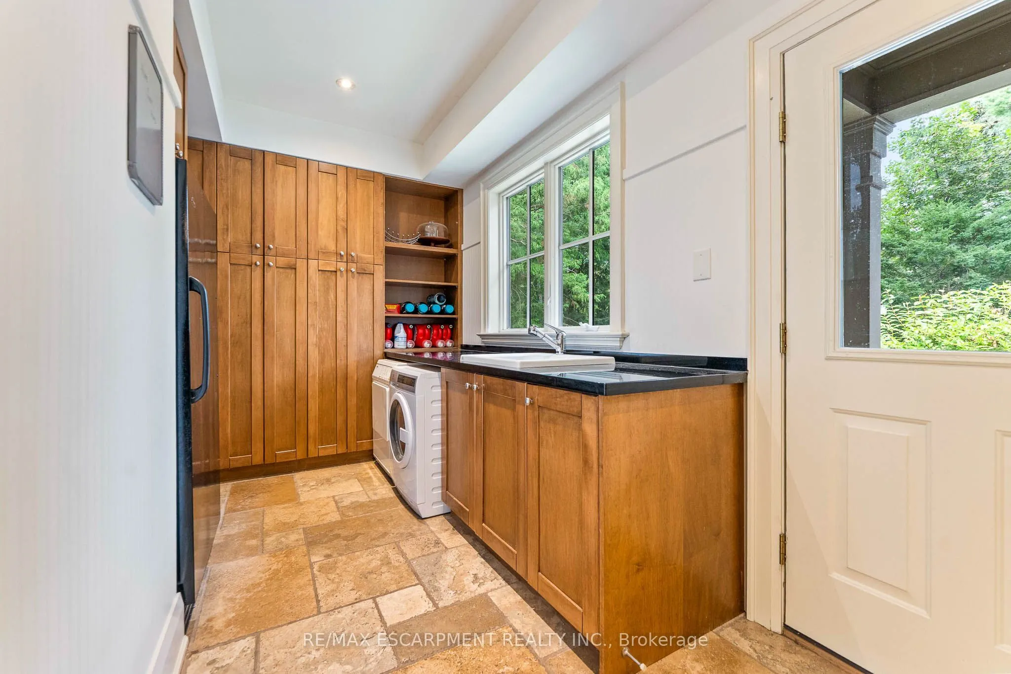 2209 Pineneedle Row