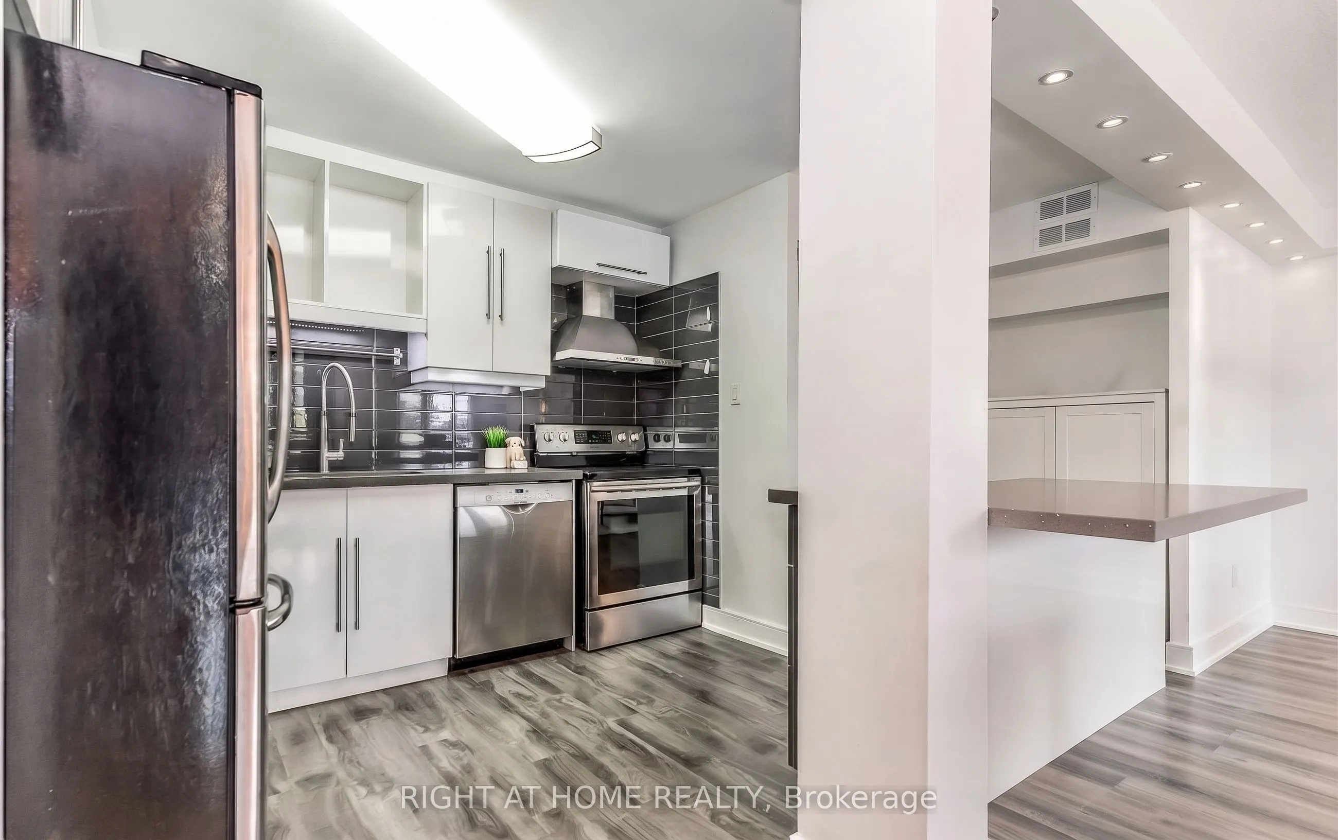 1300 Mississauga Valley Boulevard #305