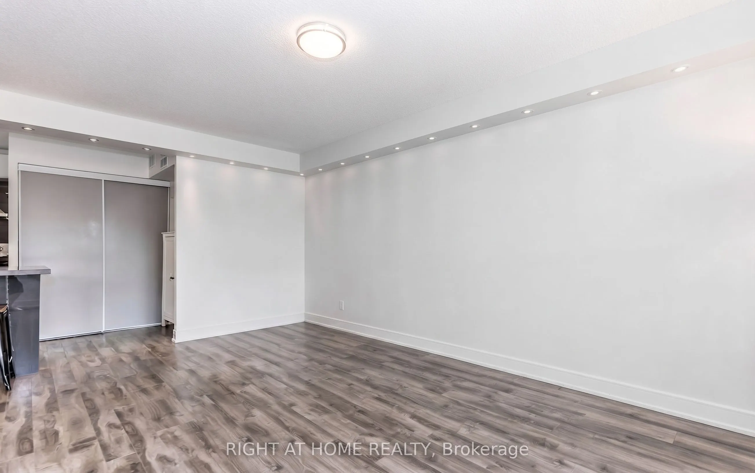1300 Mississauga Valley Boulevard #305
