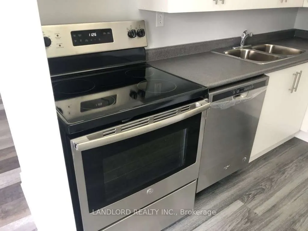 3590 Kaneff Crescent #405