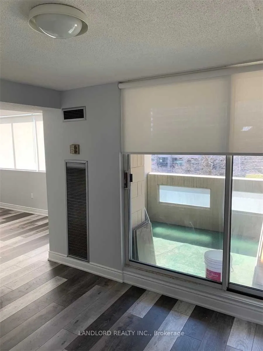 3590 Kaneff Crescent #405