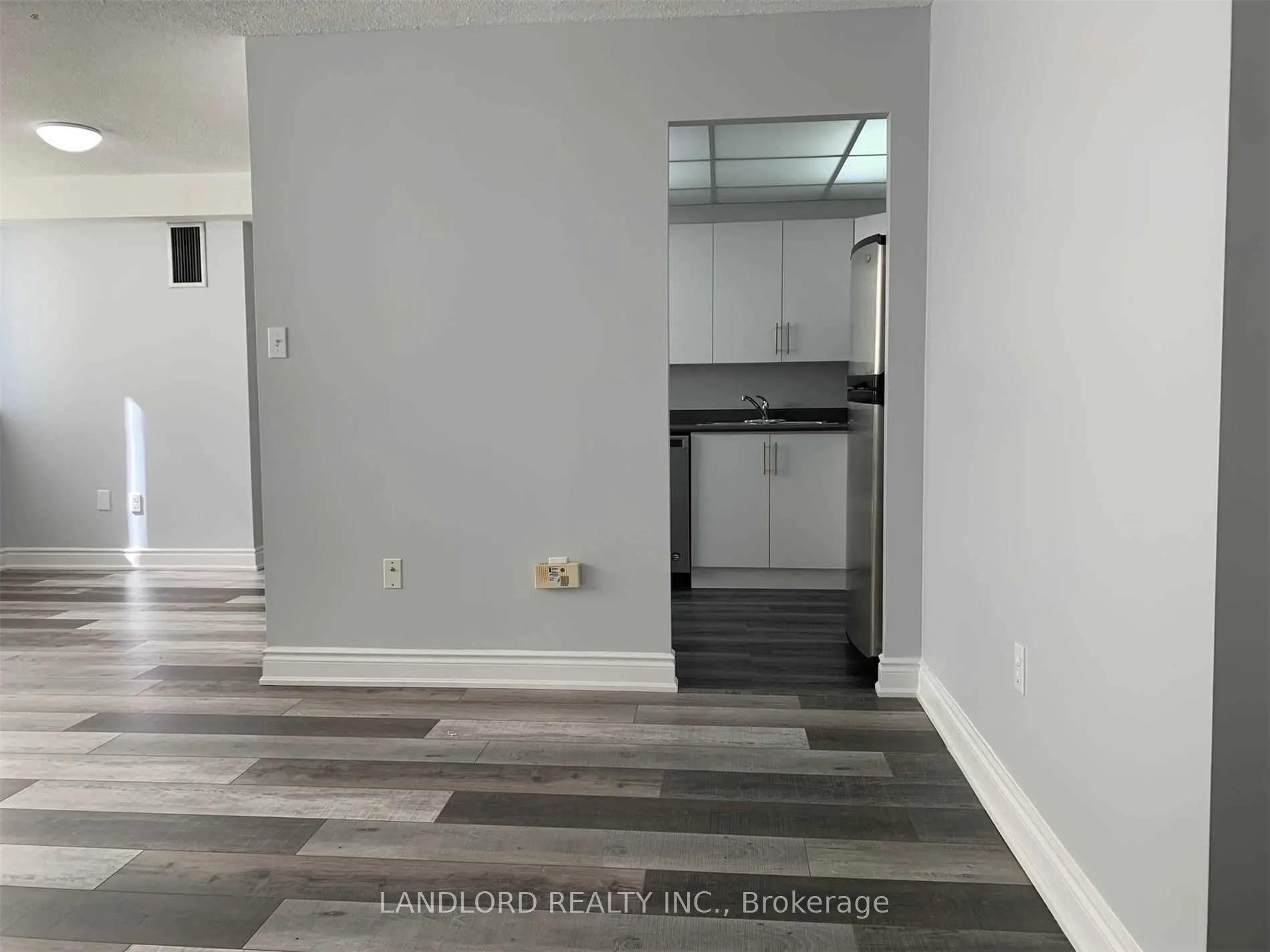 3590 Kaneff Crescent #405