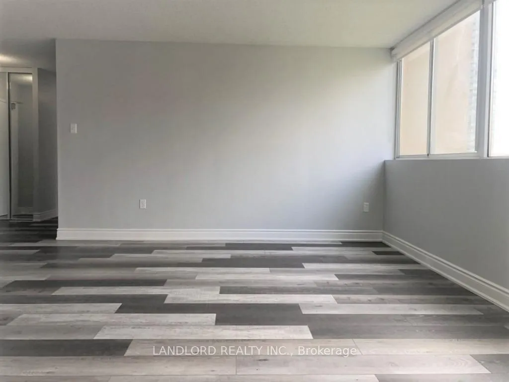 3590 Kaneff Crescent #405