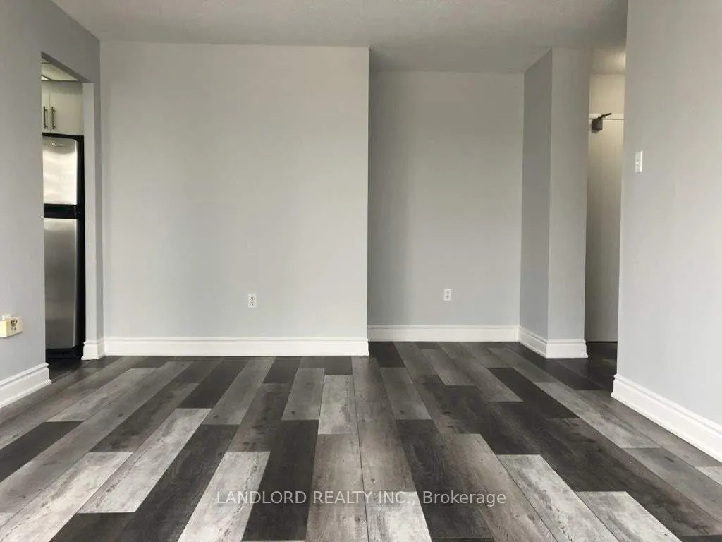 3590 Kaneff Crescent #405