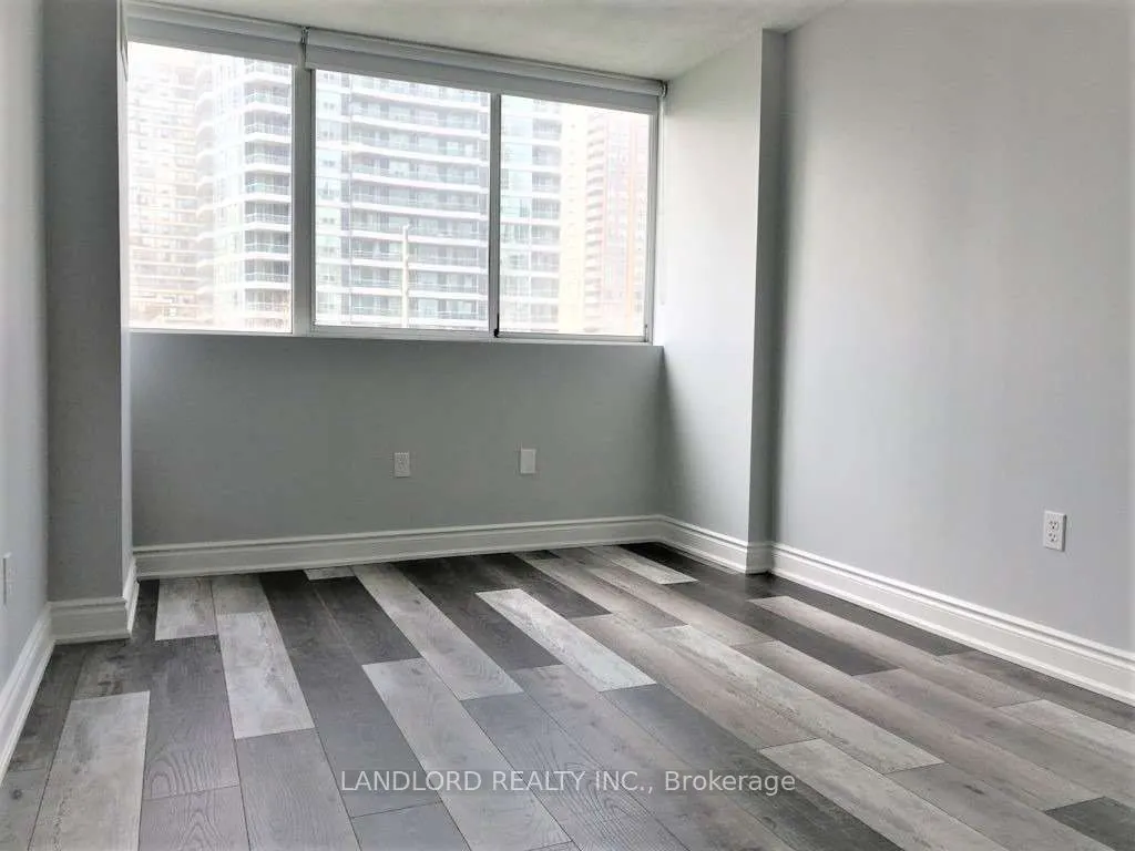 3590 Kaneff Crescent #405