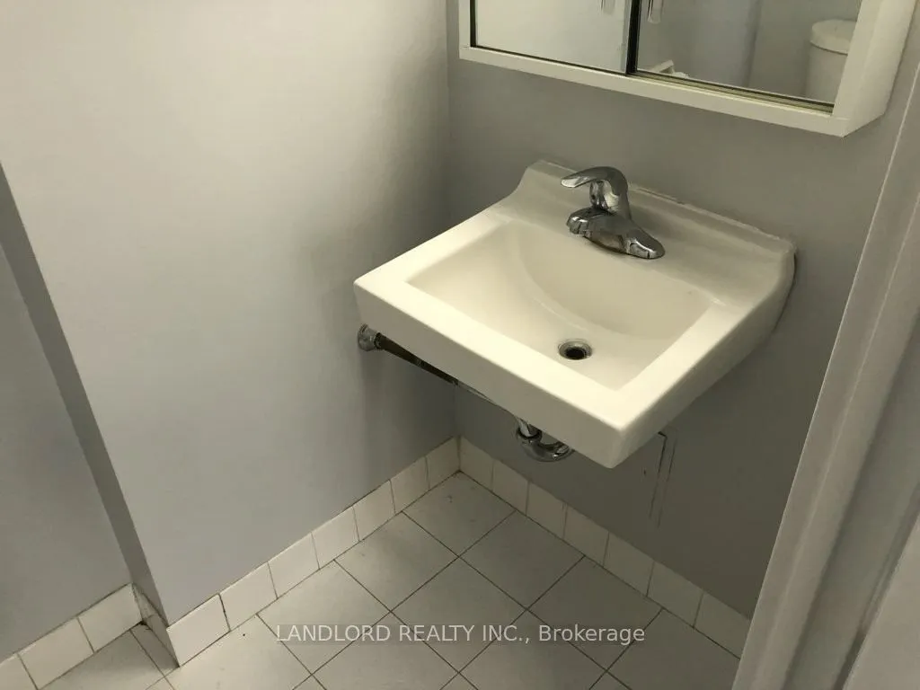 3590 Kaneff Crescent #405