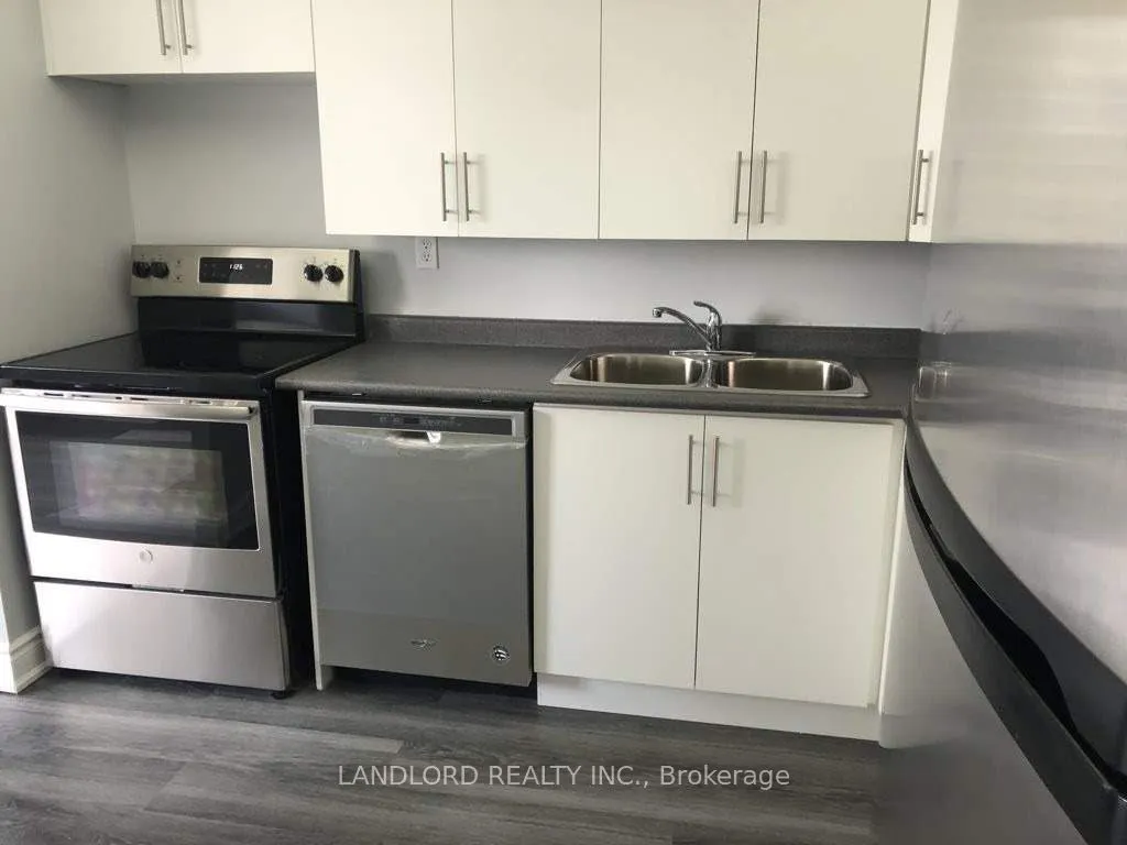 3590 Kaneff Crescent #405
