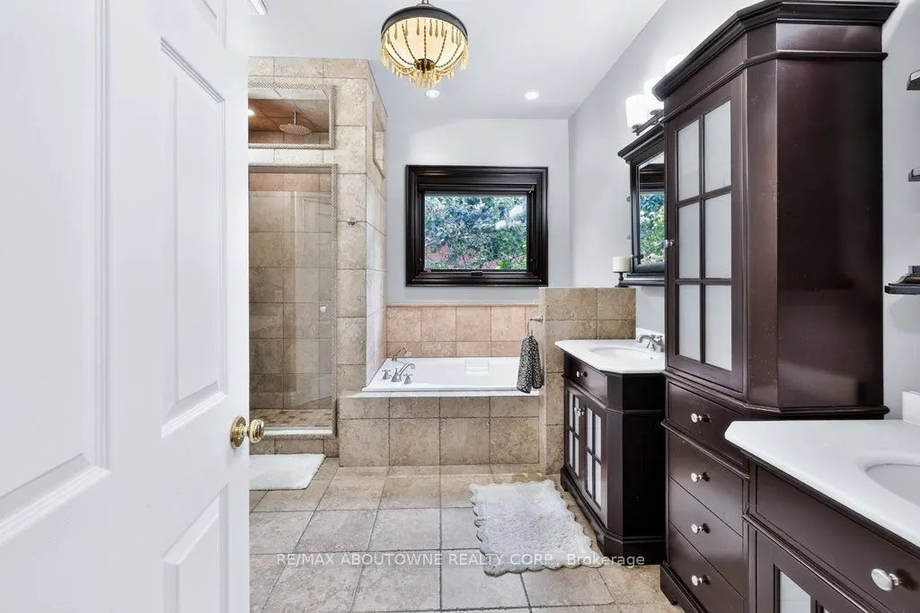 324 Oakridge Court