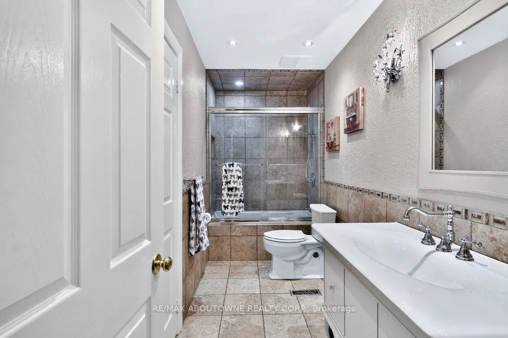 324 Oakridge Court