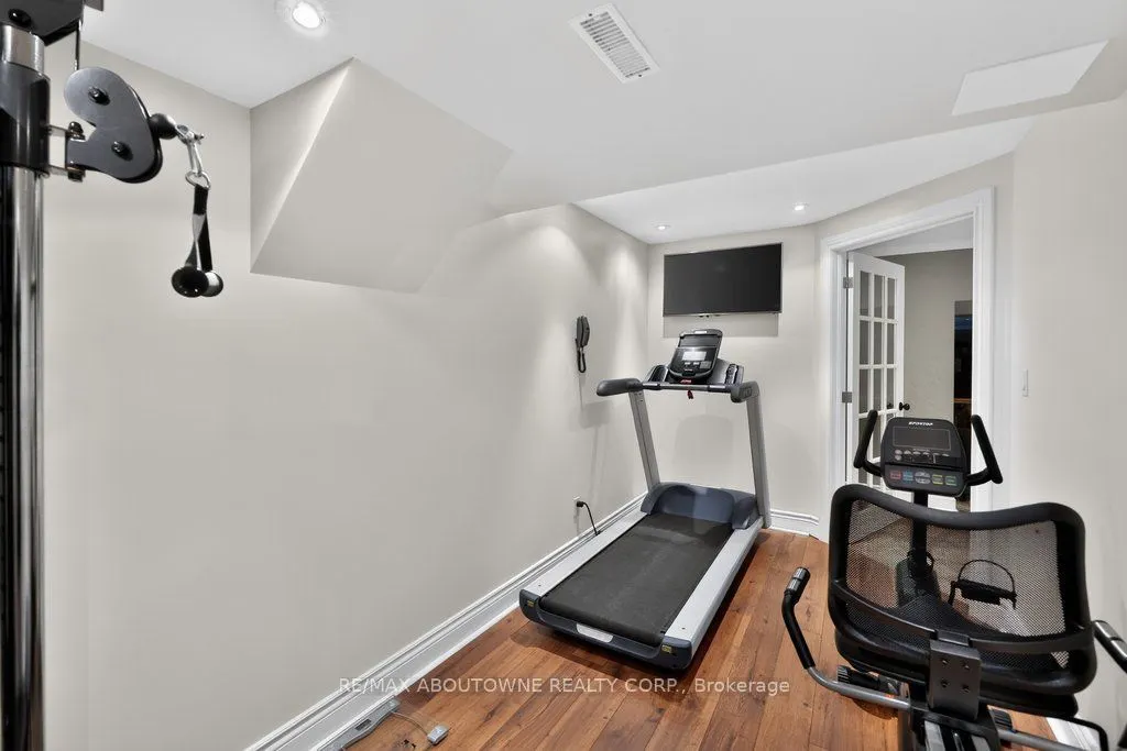 324 Oakridge Court
