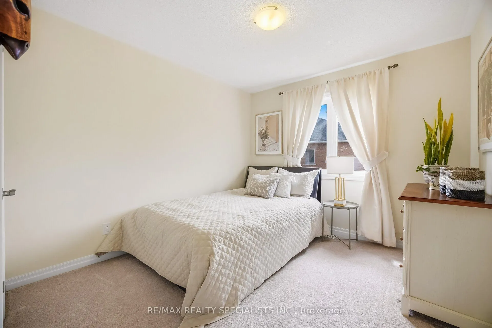 92 Hanson Crescent