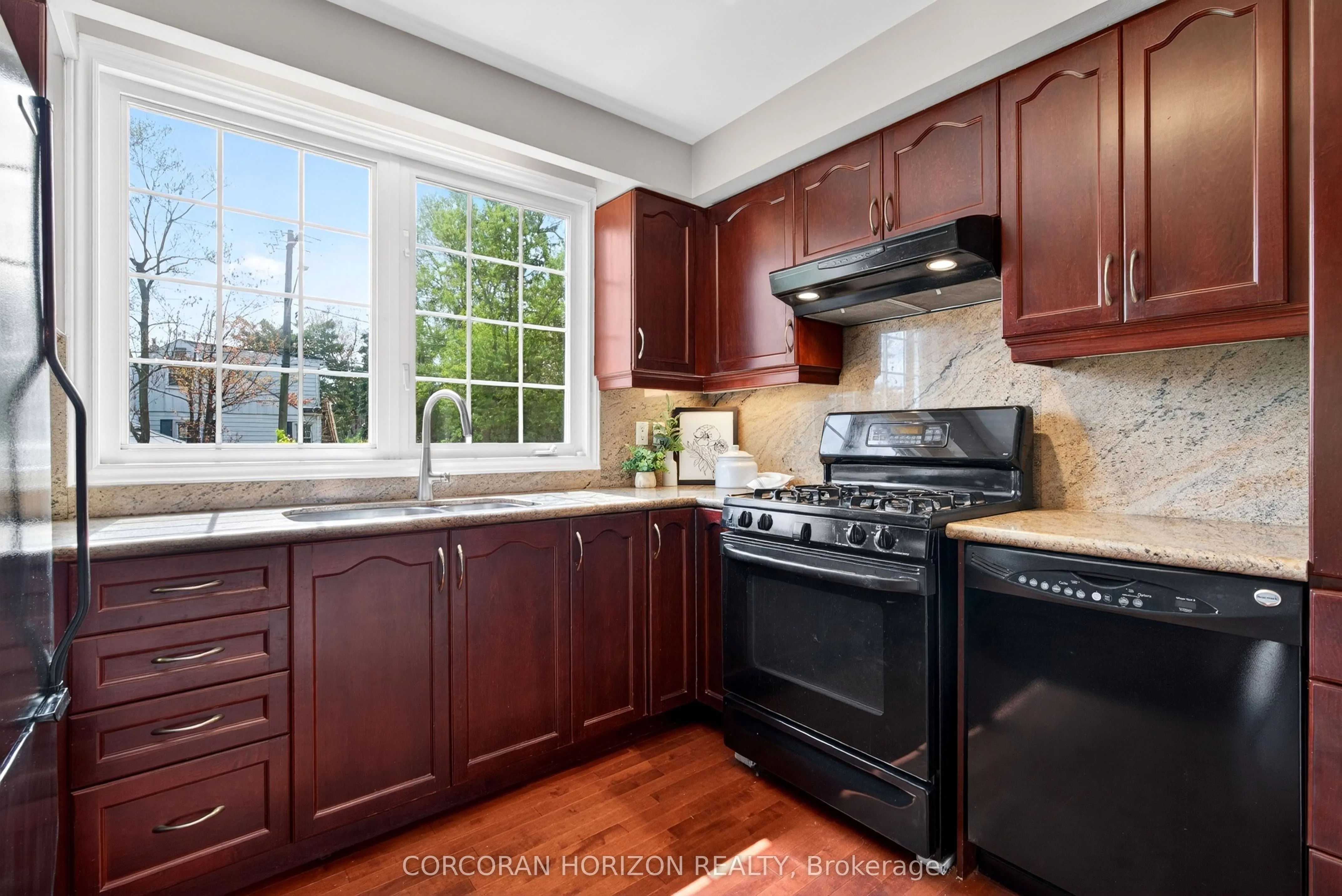 77 Mineola Road E