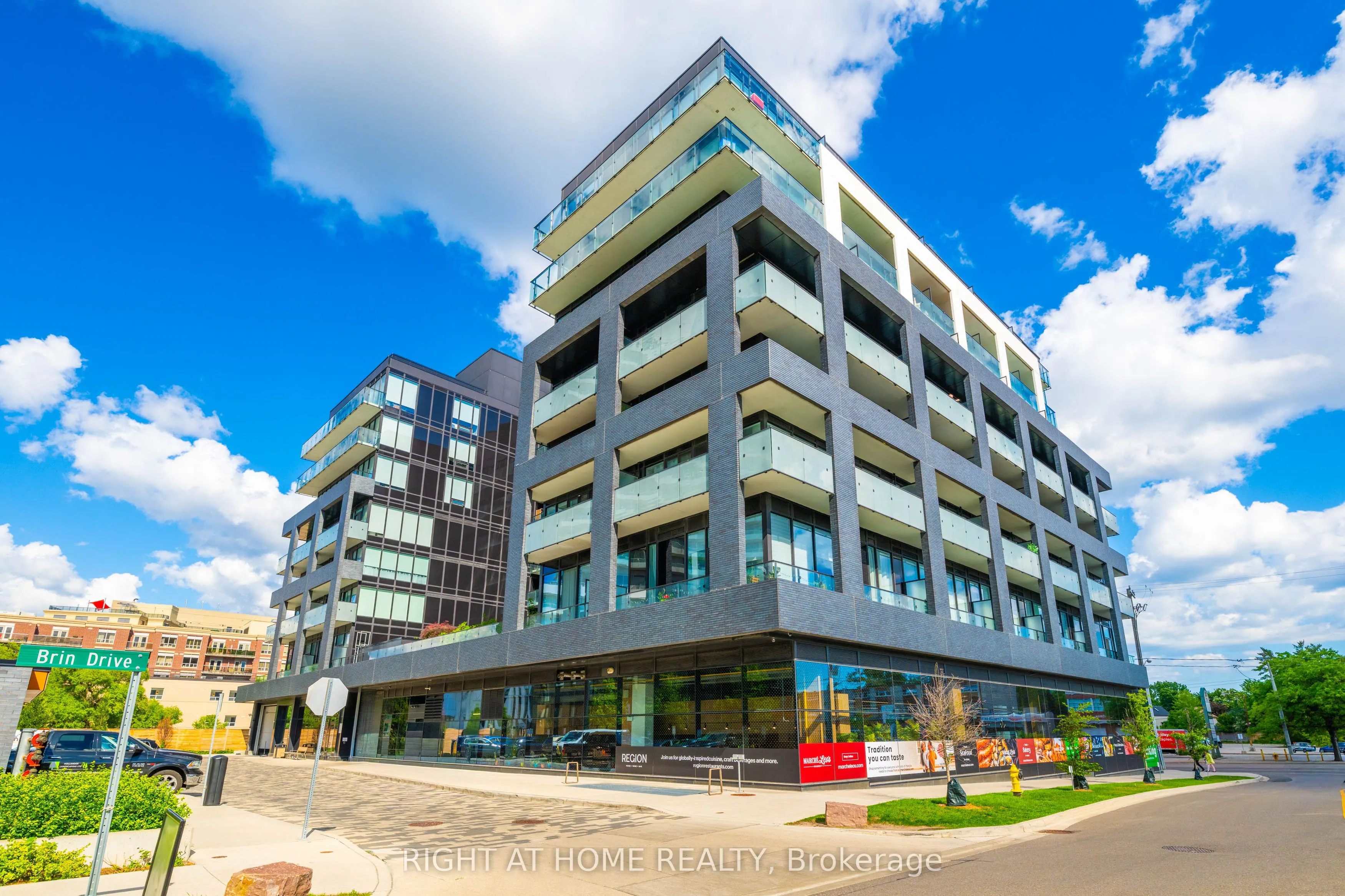 4208 Dundas Street W #414