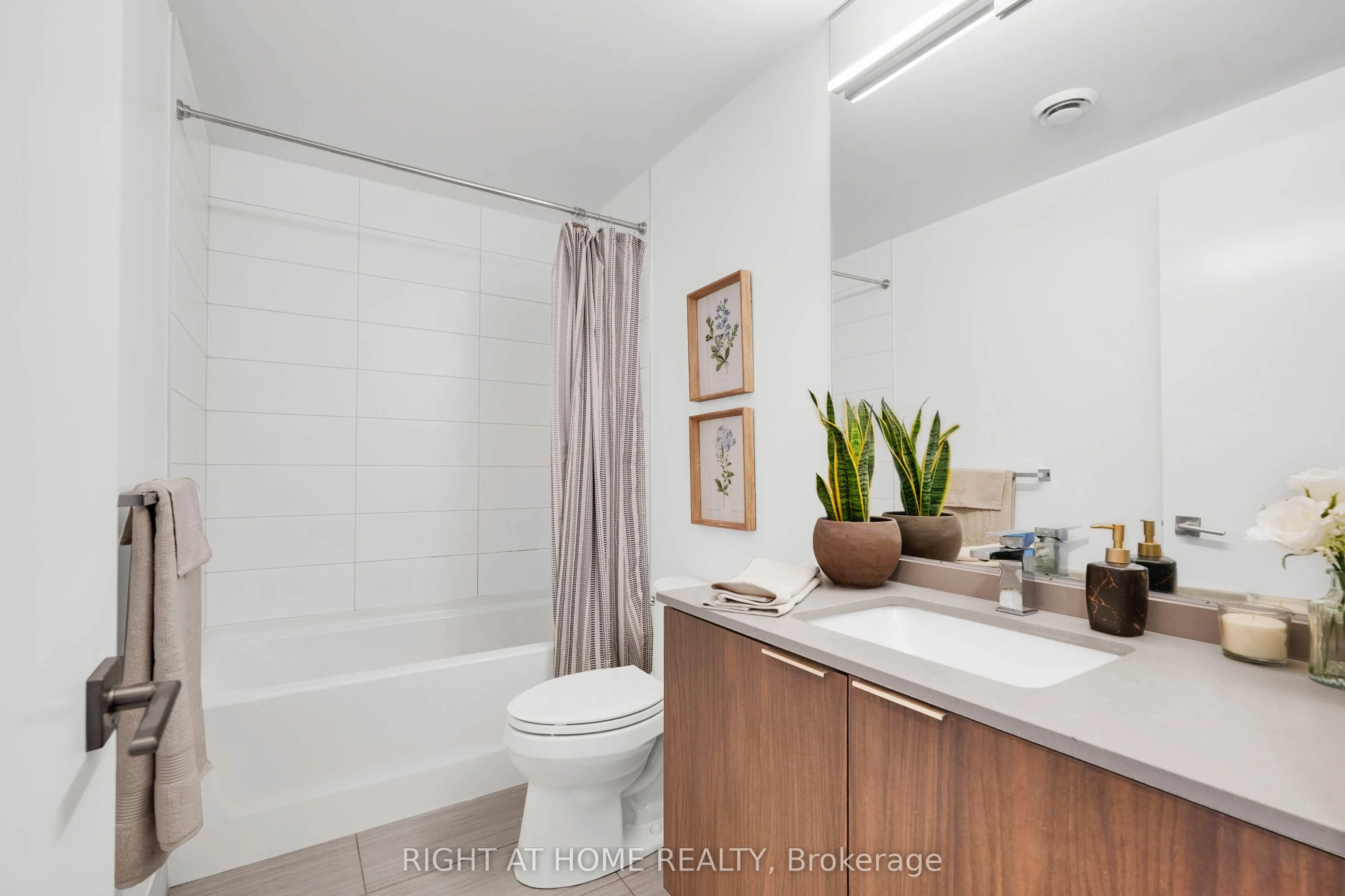 4208 Dundas Street W #414