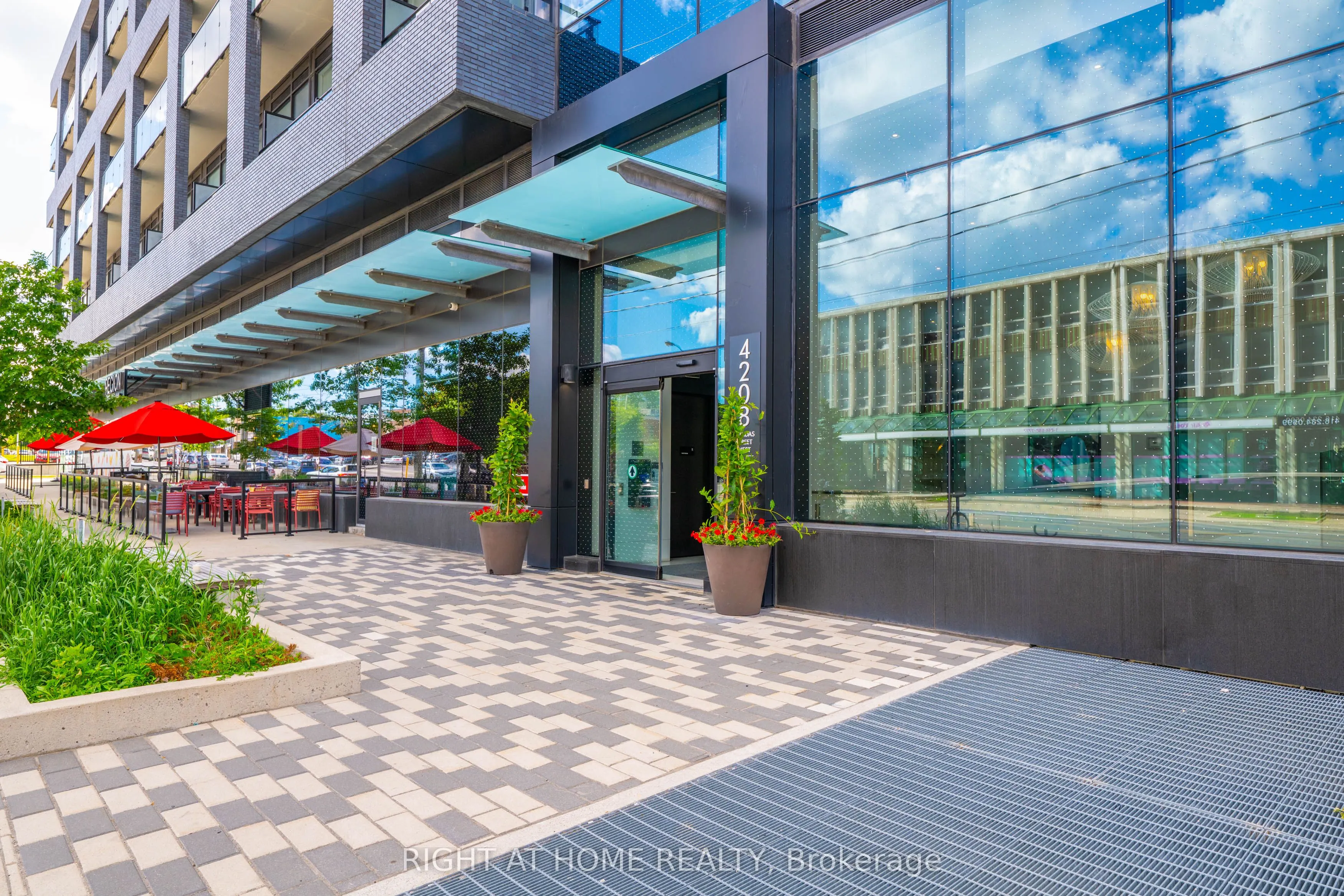 4208 Dundas Street W #414