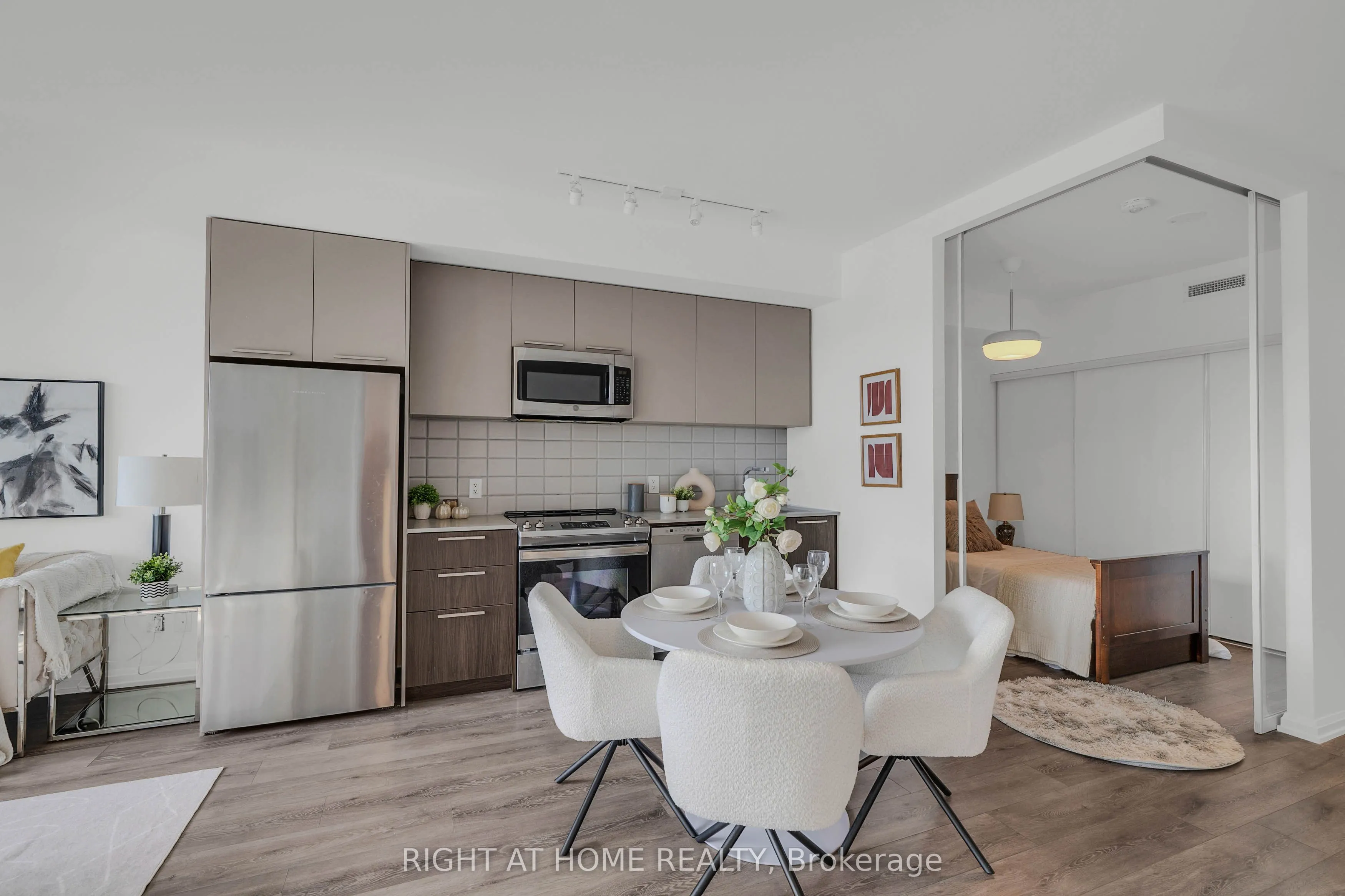4208 Dundas Street W #414
