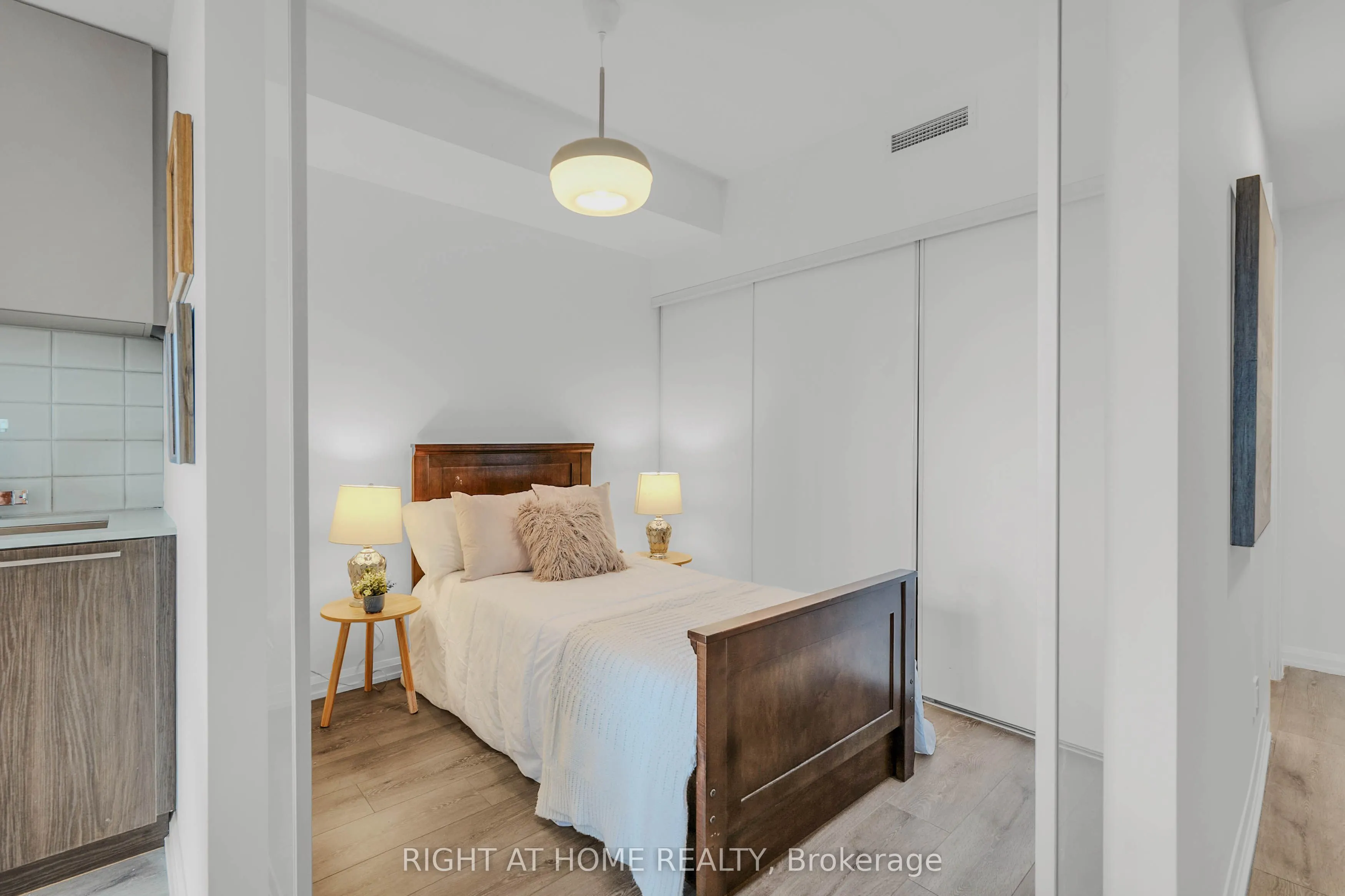 4208 Dundas Street W #414