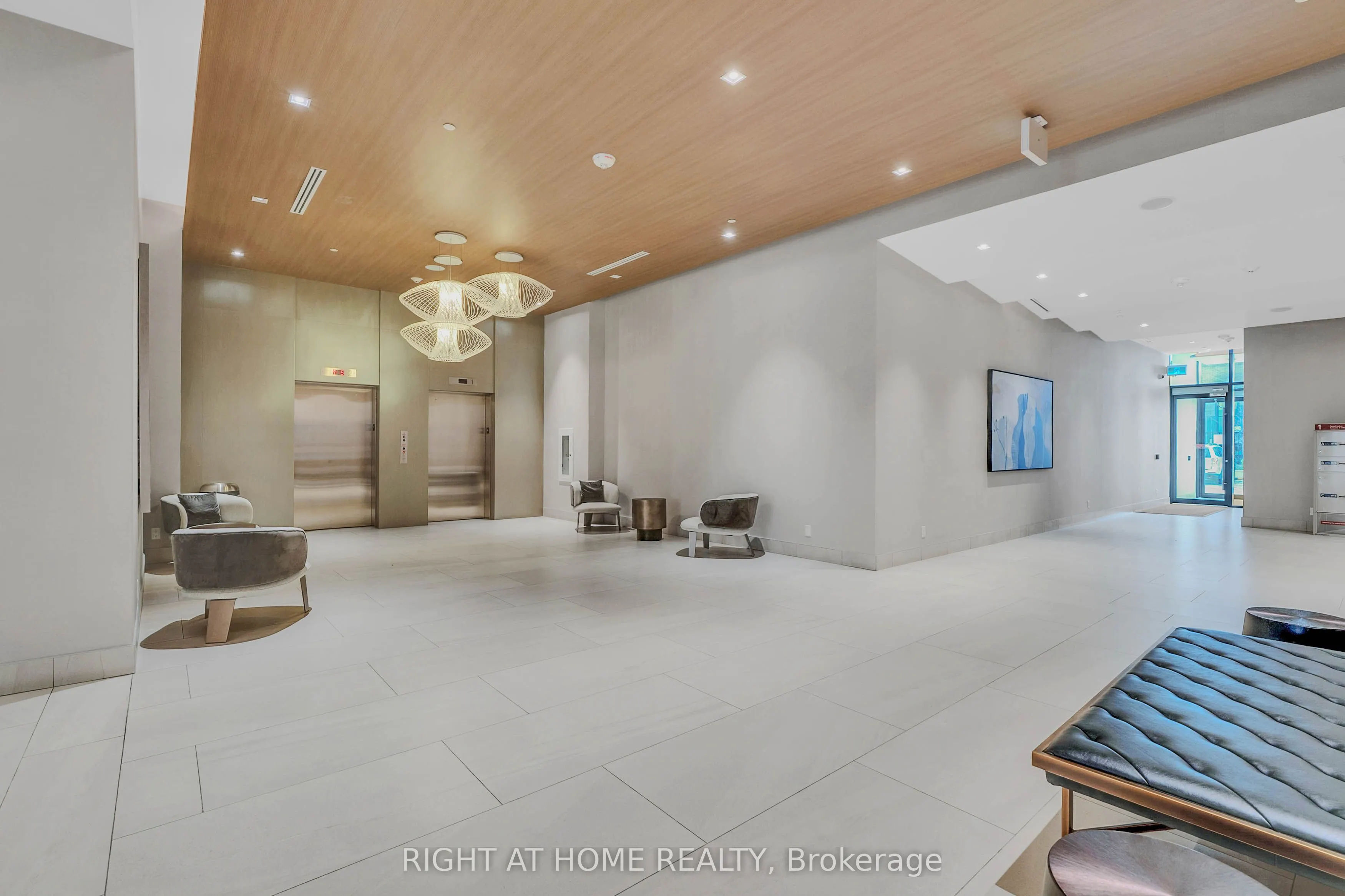 4208 Dundas Street W #414