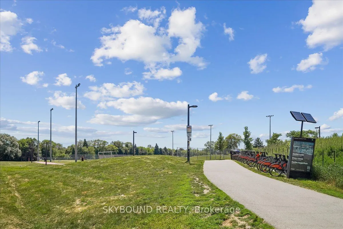 300 Manitoba Street #302