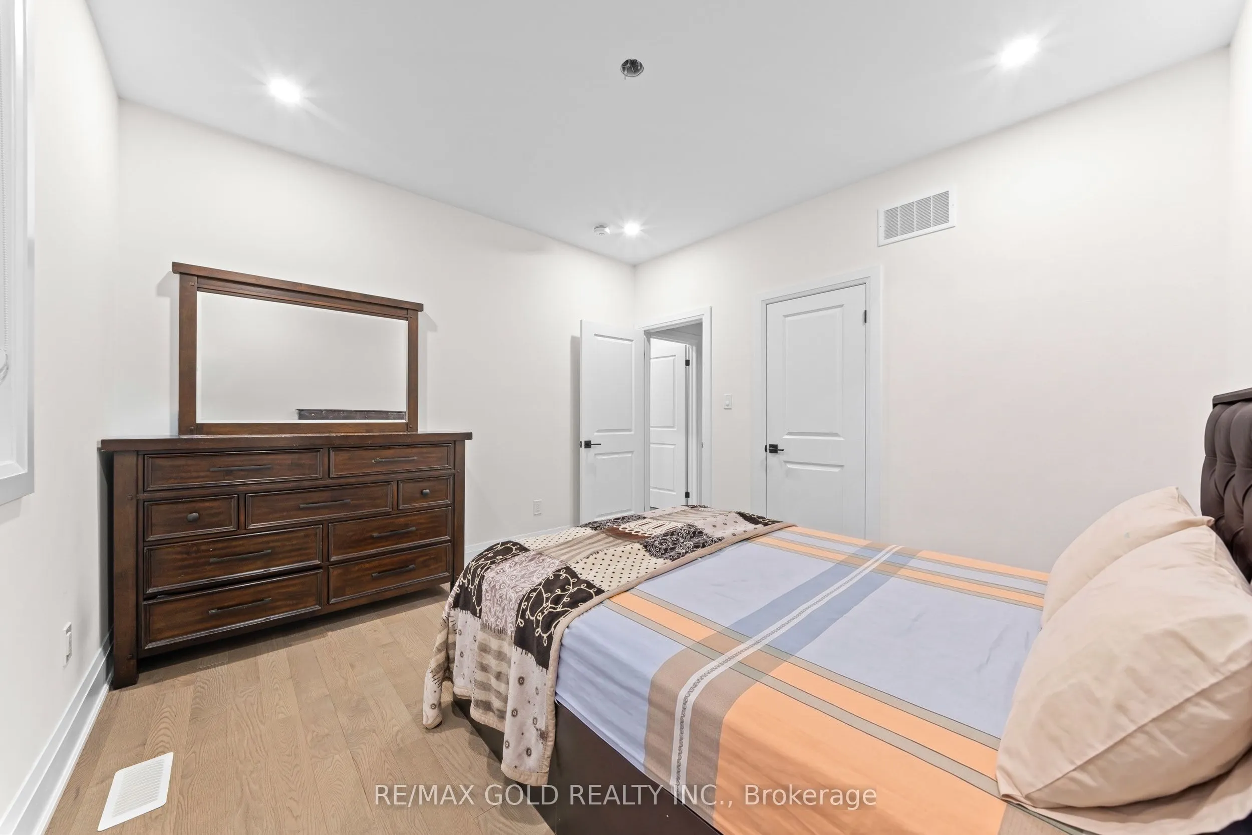 4 Madawaska Road